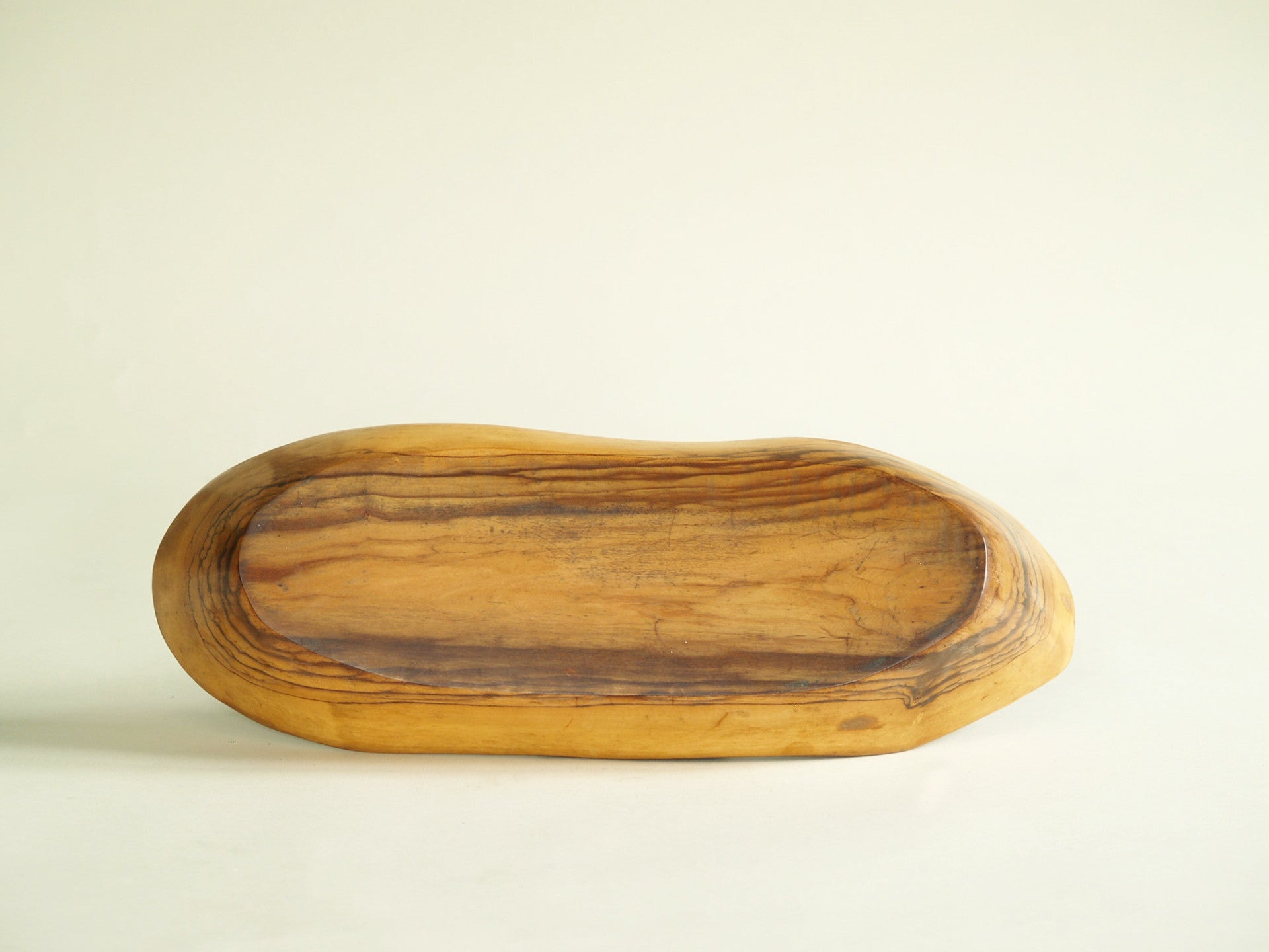 Coupe monoxyle de forme navette, France (vers 1950)..boat-shaped carved bowl, France (circa 1950)