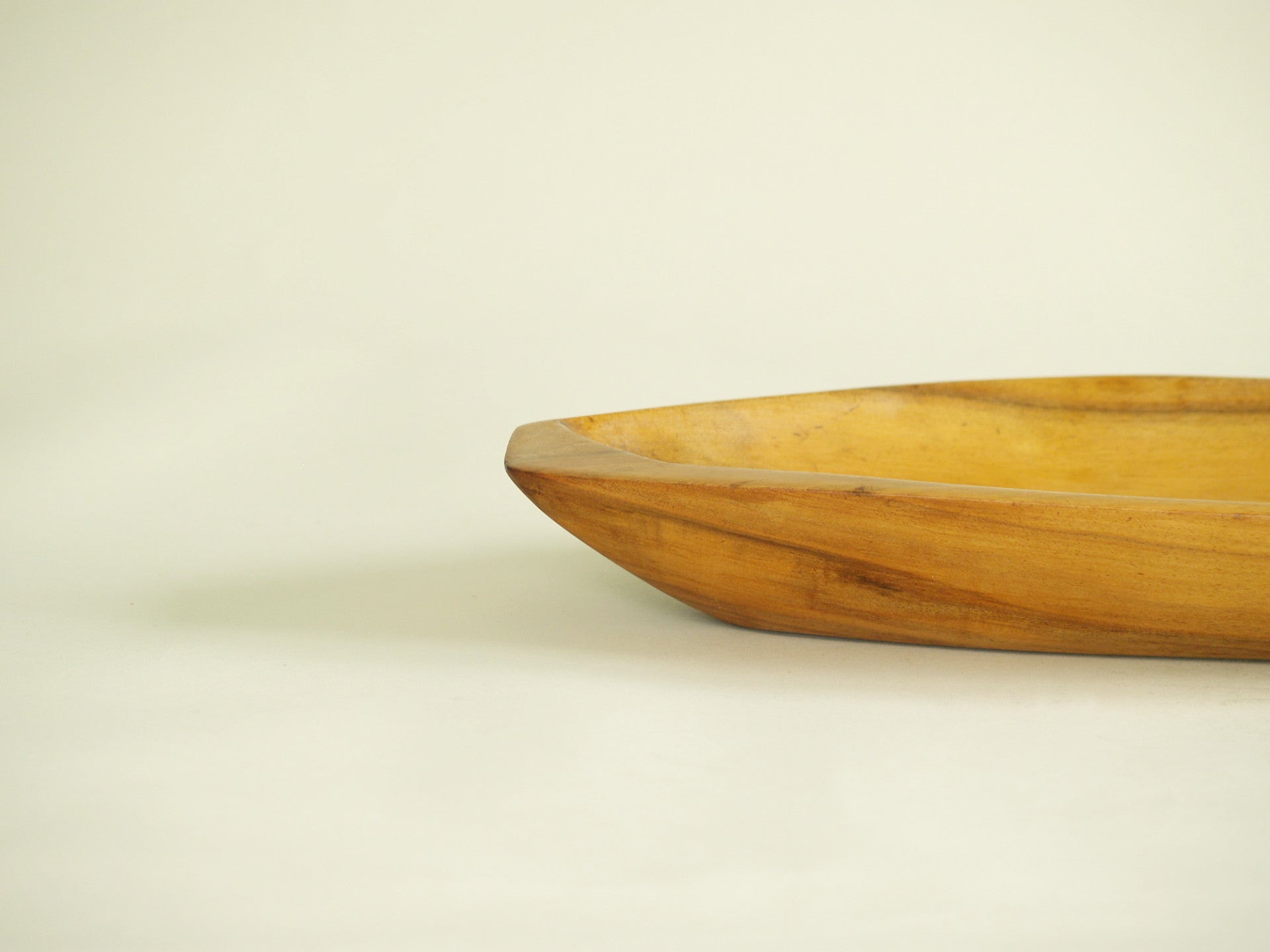 Rare coupe monoxyle de forme libre en sycomore, France (vers 1955)..Rare sycamore freeform carved bowl, France (circa 1955)