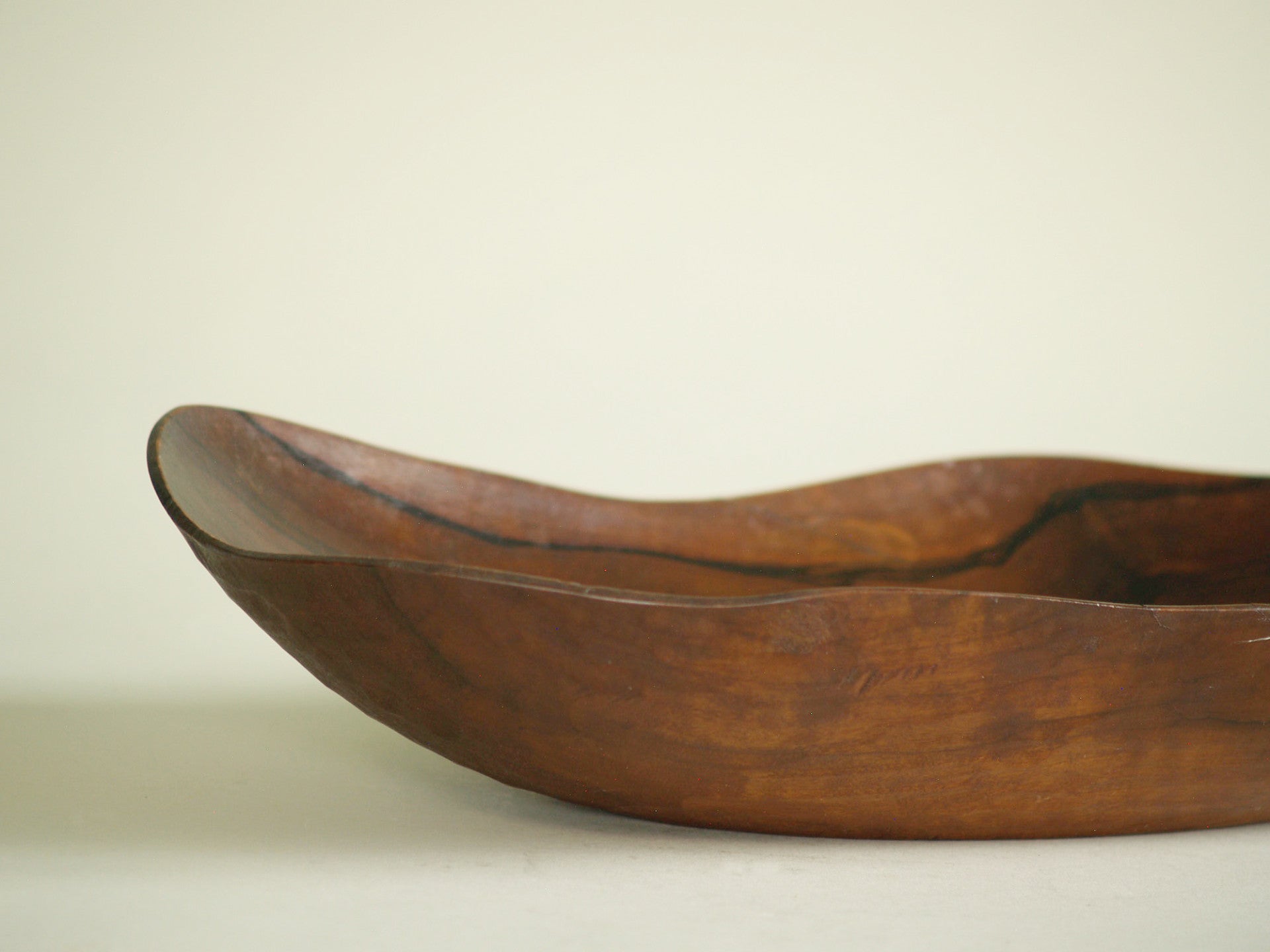 Fine coupe monoxyle de forme libre, France (vers 1955)..Fine carved freeform bowl, France (circa 1955)