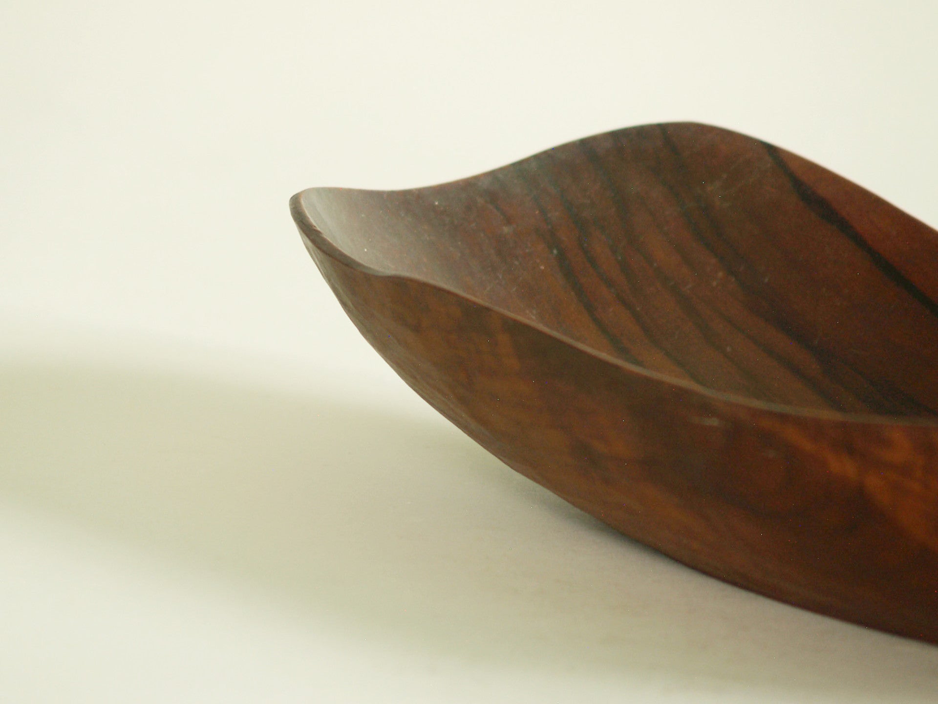 Fine coupe monoxyle de forme libre, France (vers 1955)..Fine carved freeform bowl, France (circa 1955)