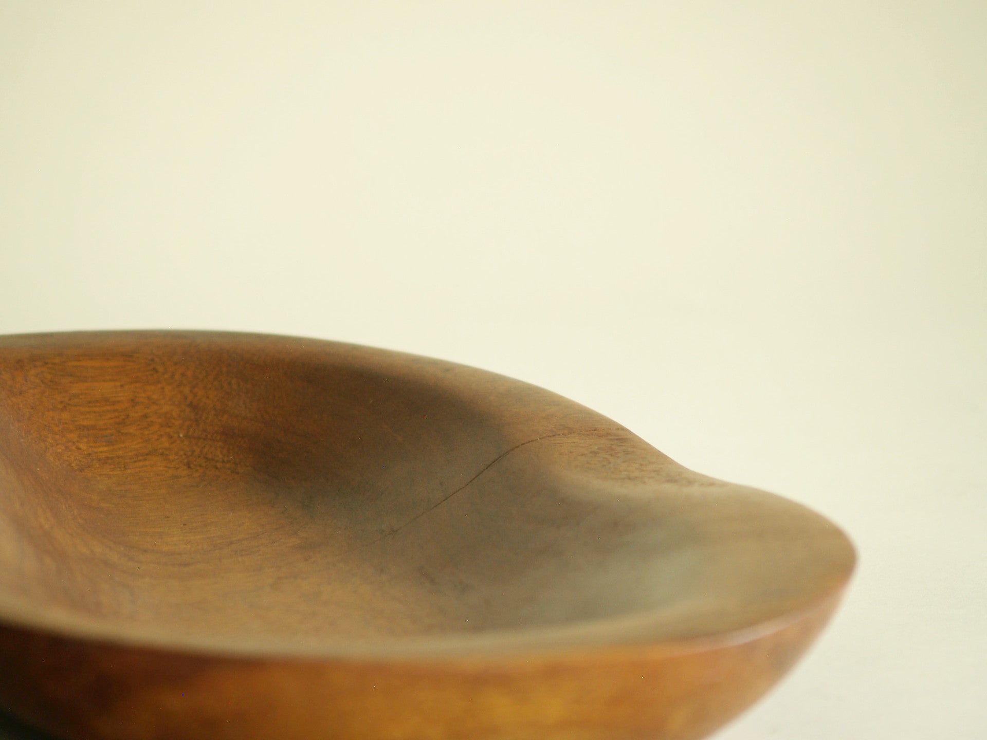 Coupe monoxyle ovale en sycomore, France (vers 1960)..Sycamore Ovoïd carved bowl, France (circa 1960)