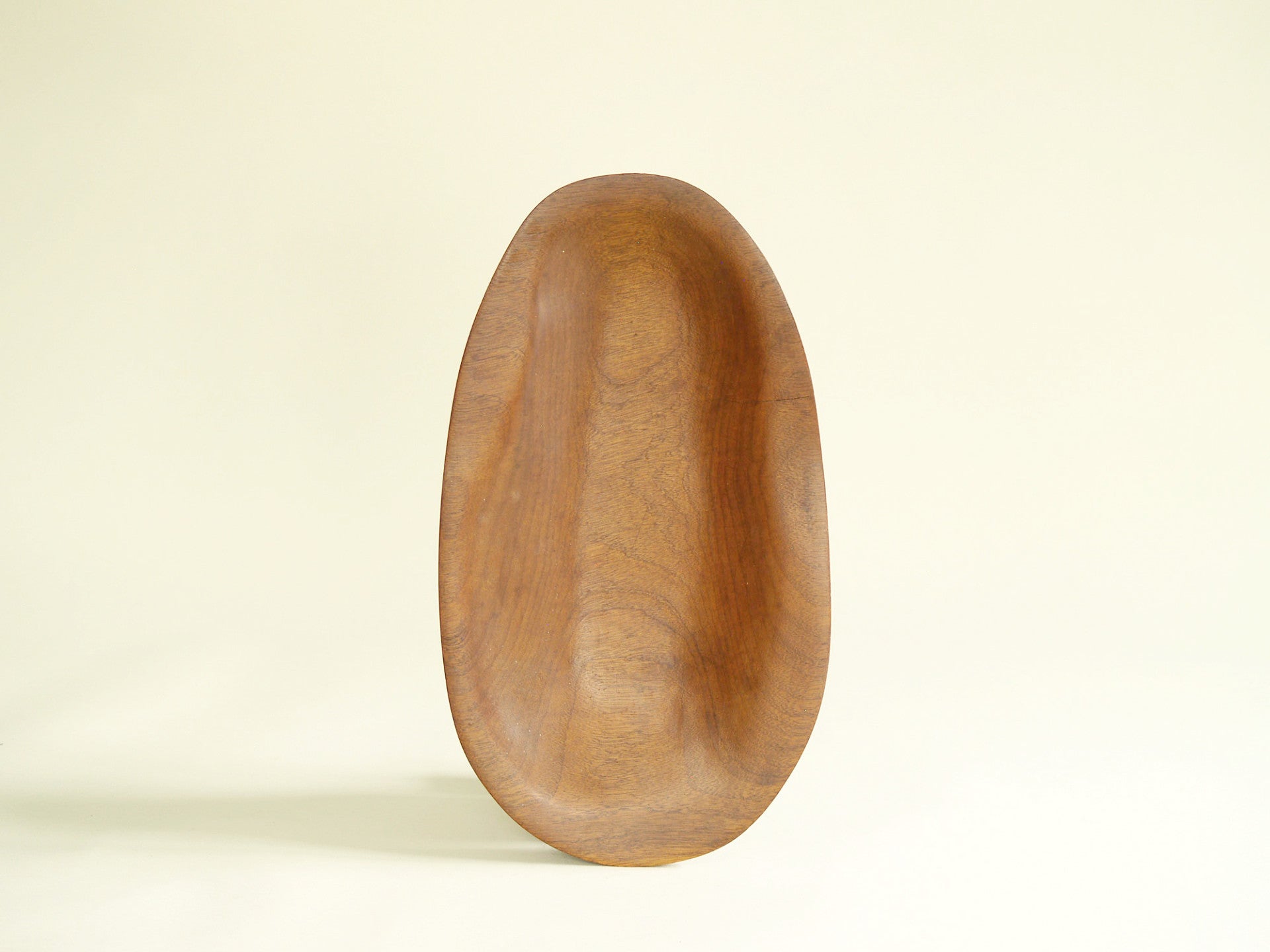 Coupe monoxyle ovale en sycomore, France (vers 1960)..Sycamore Ovoïd carved bowl, France (circa 1960)