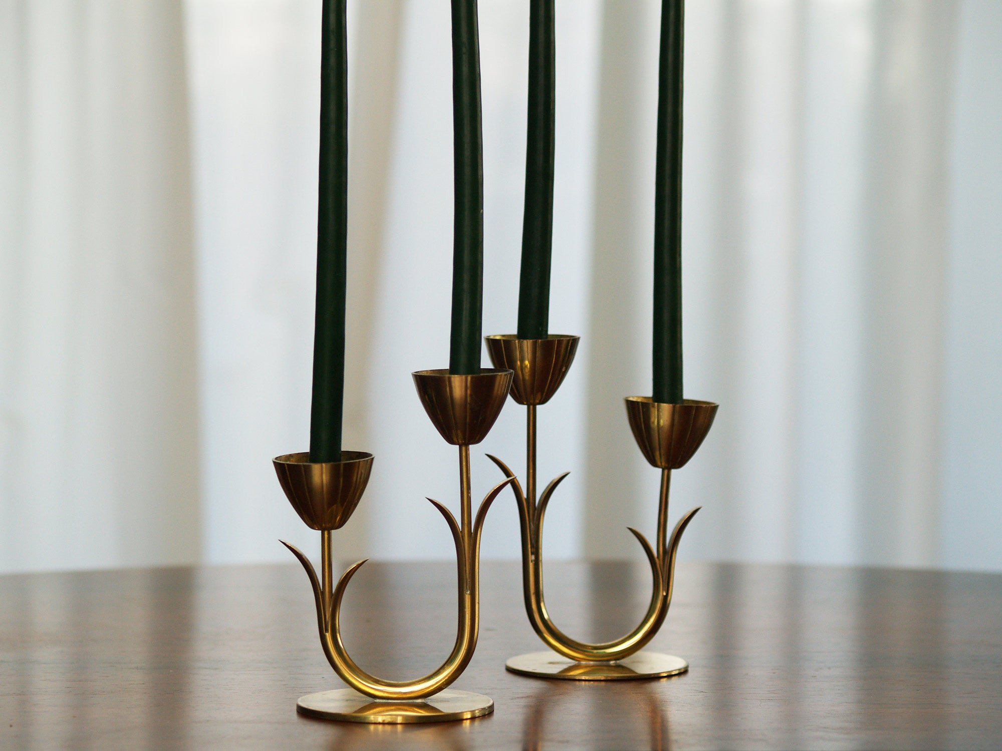 Paire de flambeaux de Gunnar Ander & Ystad Metall, Suède (années 1940)..Pair of candle holders by Gunnar Ander & Ystad Metall, Sweden (Circa 1940)