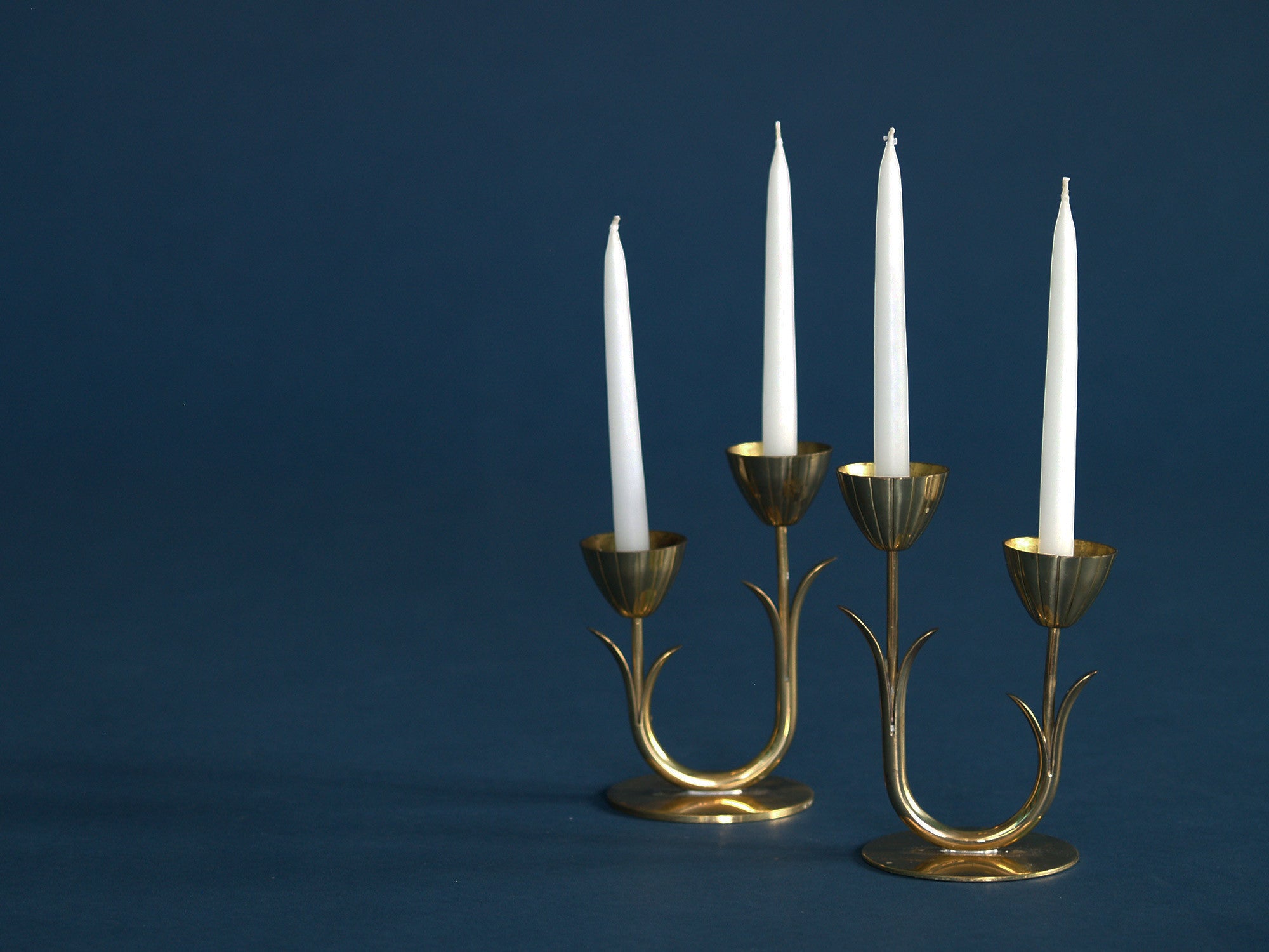 Paire de flambeaux de Gunnar Ander & Ystad Metall, Suède (années 1940)..Pair of candle holders by Gunnar Ander & Ystad Metall, Sweden (Circa 1940)