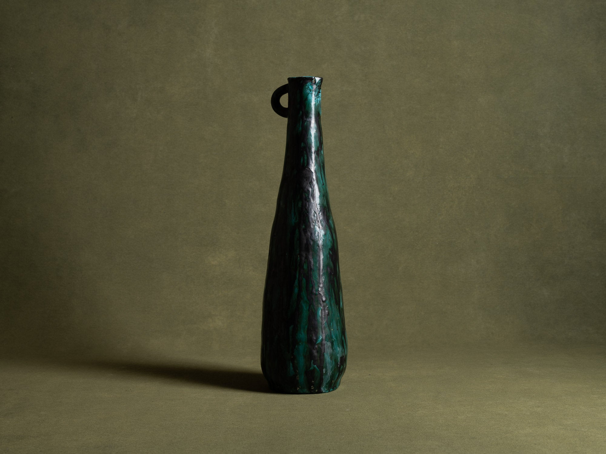 Vase&#x2011;bouteille par Claude Bignens, Atelier Claude & Yvon, France (vers 1956-60)..Vase by Claude Bignens, Claude & Yvon, France (ca. 1956-60)