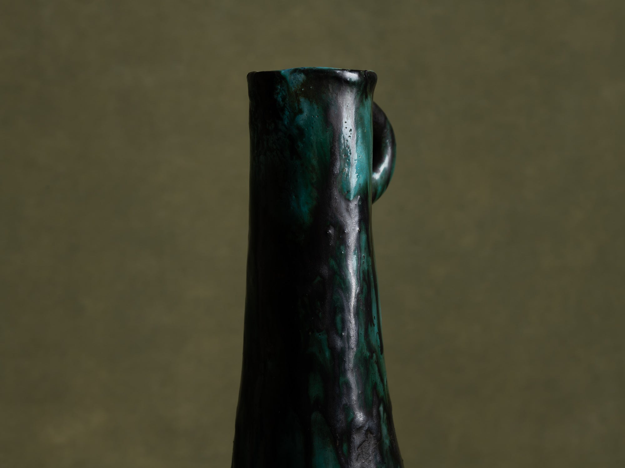 Vase&#x2011;bouteille par Claude Bignens, Atelier Claude & Yvon, France (vers 1956-60)..Vase by Claude Bignens, Claude & Yvon, France (ca. 1956-60)