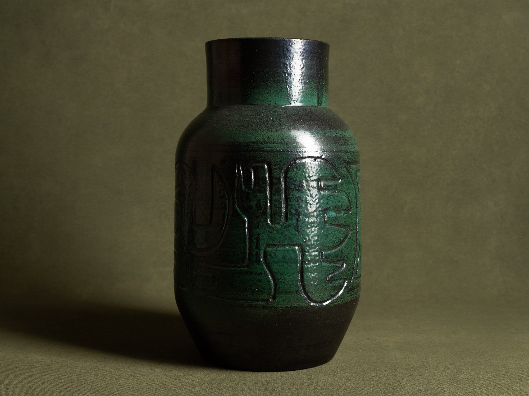 Important vase des Potiers d'Accolay, France (vers 1955)..Important vase by les Potiers d'Accolay, France (ca 1955)