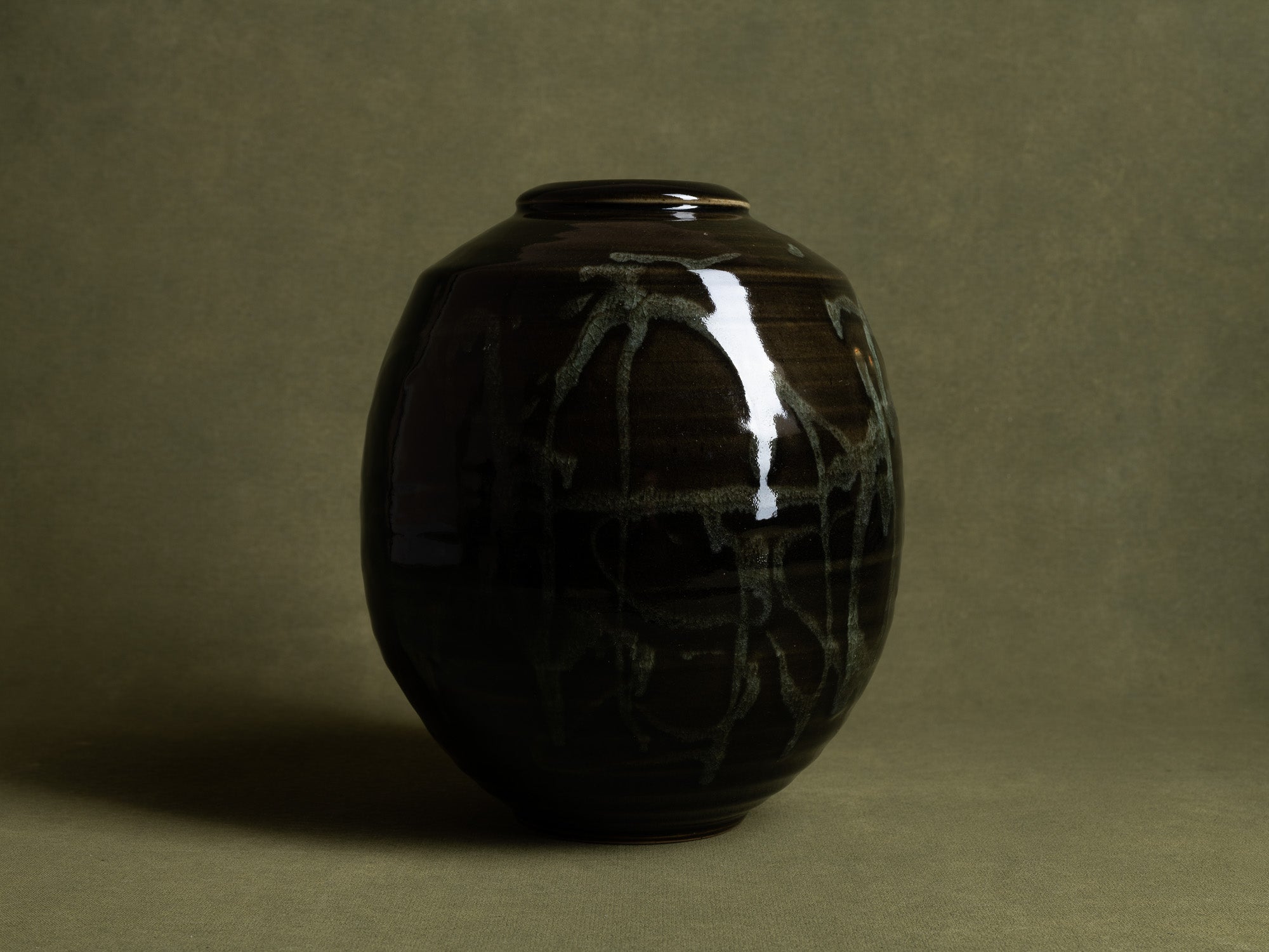 Grand vase à décor japonisant de Philippe Dubuc, France (vers 1980)..Huge japonist ceramic vase by philippe Dubuc, France (circa 1980)