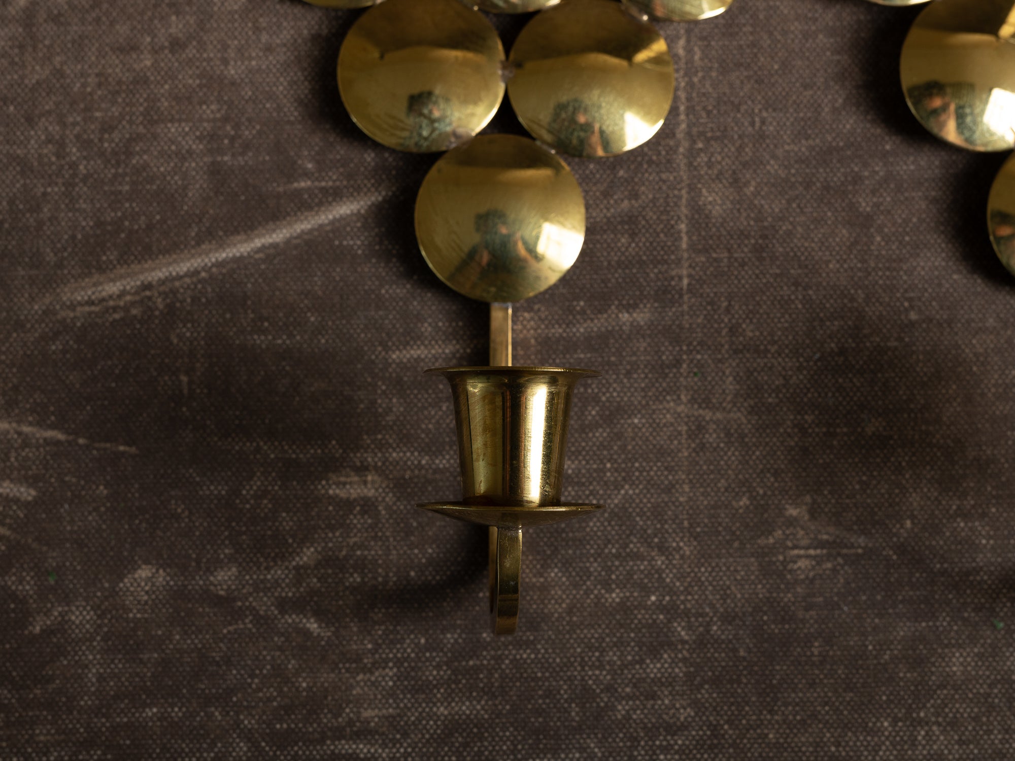 Paire de candélabres muraux / miroirs d'applique en laiton, Suède (vers 1965)..Set of 2 Brass wall hanging candle holders, Sweden (ca. 1965)