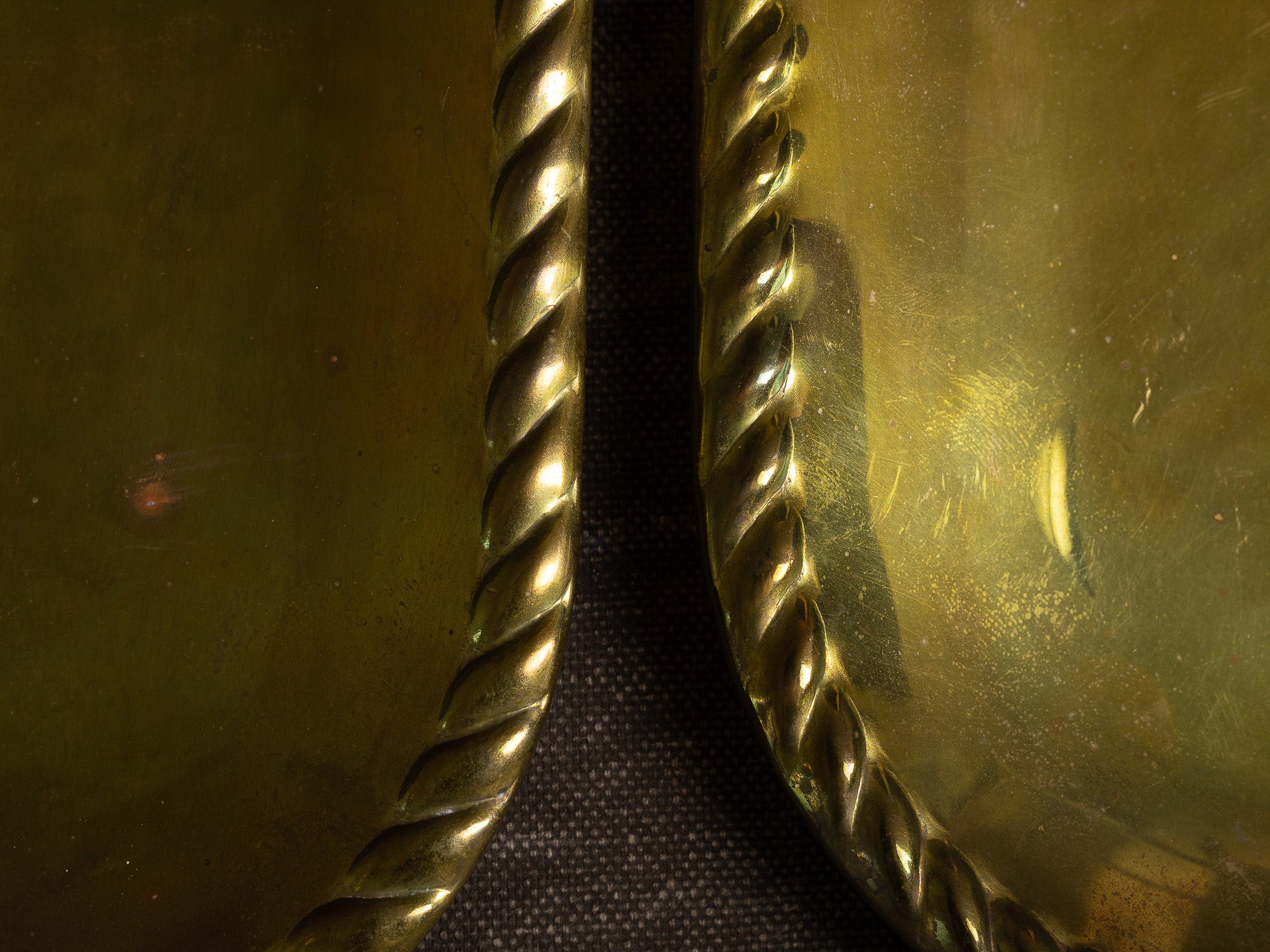 Ensemble, garniture de cheminée: paire de candélabres d'applique en laiton & coupe vide&#x2011;poche, Suède (vers 1935-50)..Set: pair of brass wall hanging candelabra & assorted bowl, Sweden (circa 1935-50)