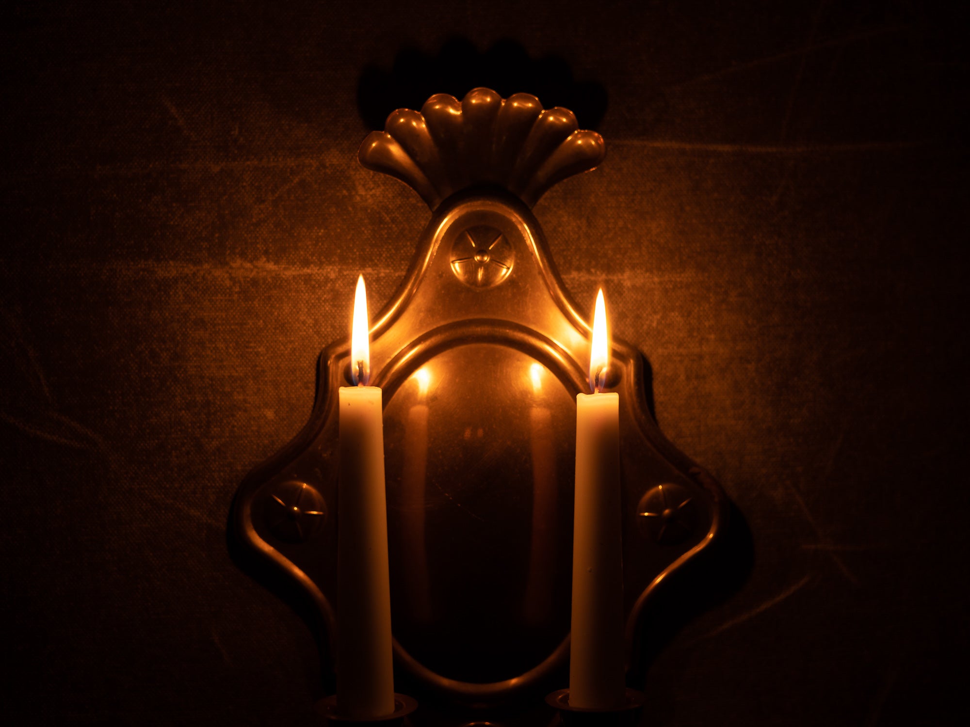 Candélabre d'applique gustavien en laiton, Suède (première moitié du XXe siècle)..Gustavian brass wall hanging candle holder, Sweden (First half XXth century)