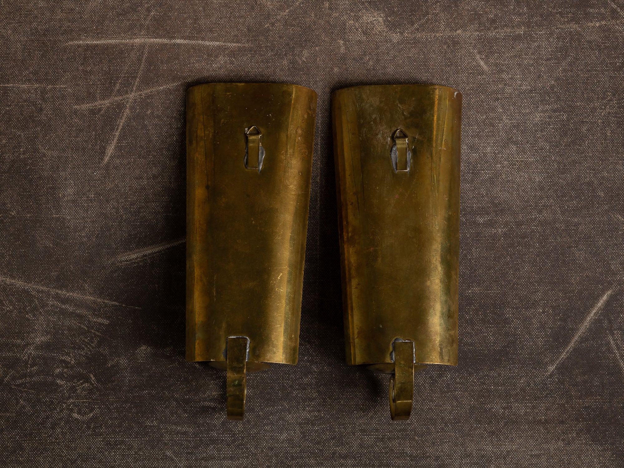 Paire de candélabres / miroirs d'appliques muraux en laiton néo-classiques, Suède (vers 1945-50)..Set of 2 neo classical brass wall hanging candle holders, Sweden (ca. 1945-50)