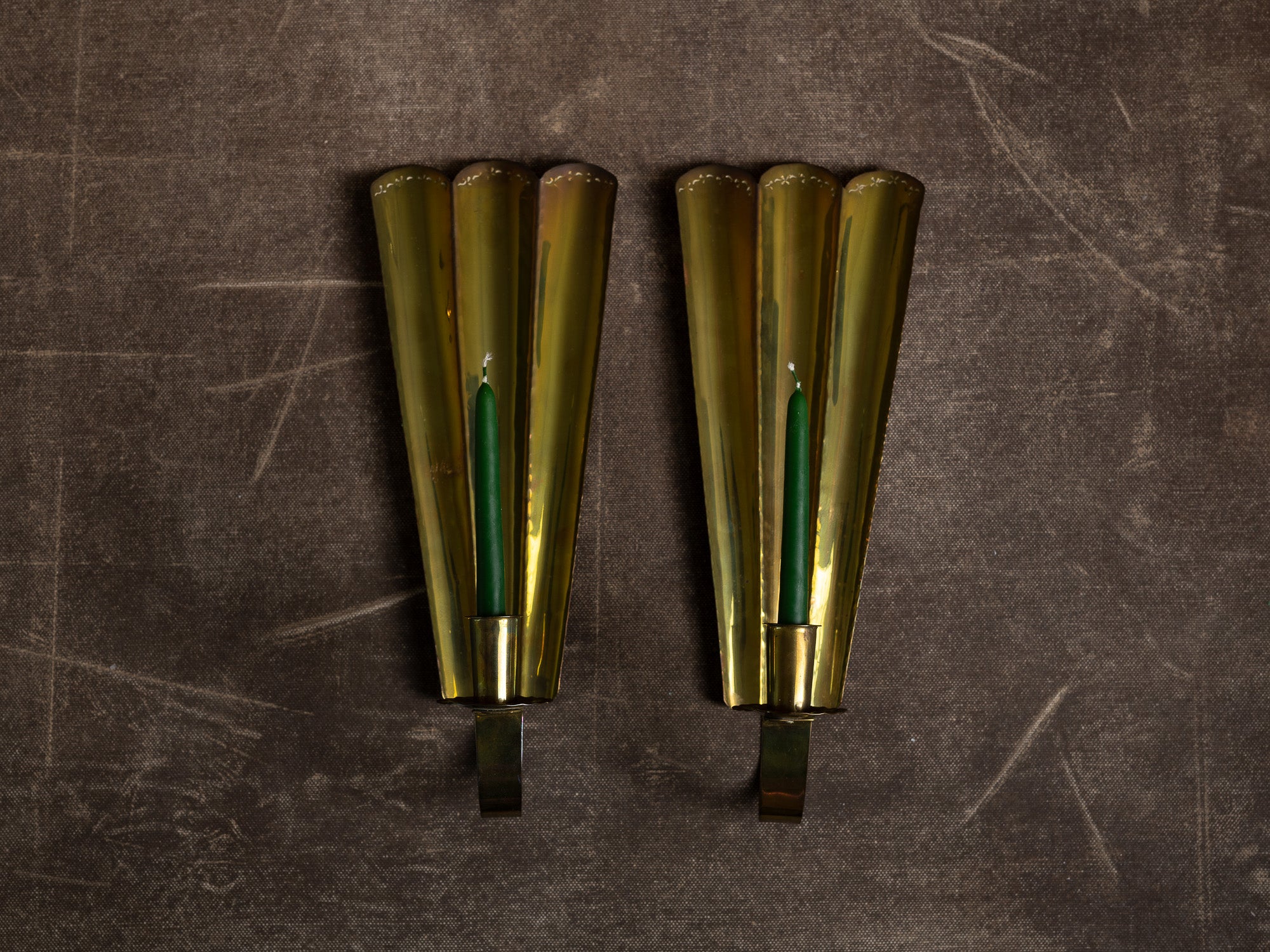 Paire de candélabres / miroirs d'appliques muraux en laiton "éventails", Suède (vers 1960)..Set of 2 gustavian style brass wall hanging candle holders, Sweden (ca. 1960)