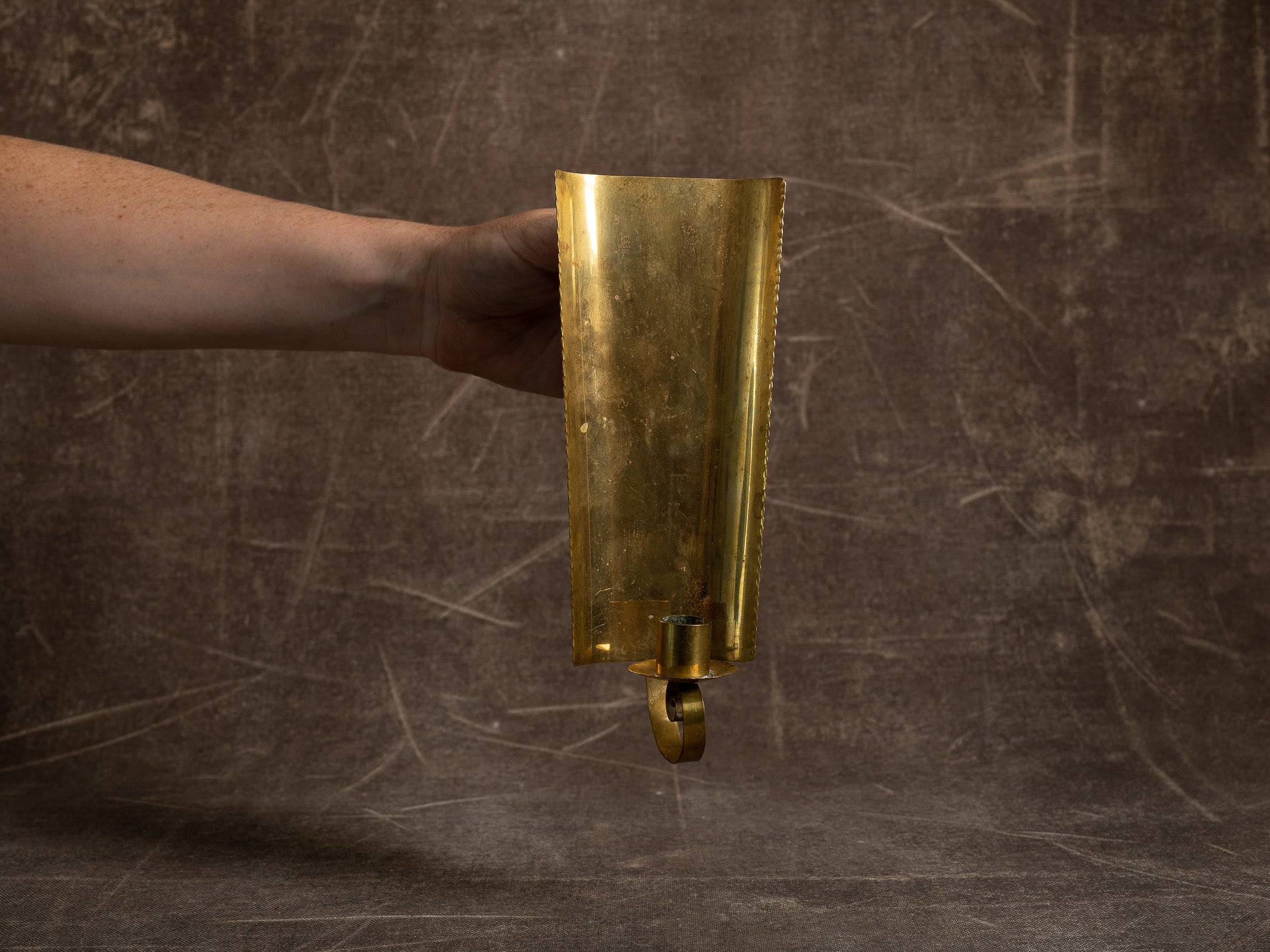 Paire de candélabres / miroirs d'appliques muraux en laiton néo-classiques, Suède (vers 1945-50)..Set of 2 neo classical brass wall hanging candle holders, Sweden (ca. 1945-50)