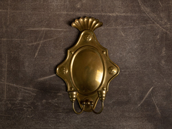 Candélabre d'applique gustavien en laiton, Suède (première moitié du XXe siècle)..Gustavian brass wall hanging candle holder, Sweden (First half XXth century)