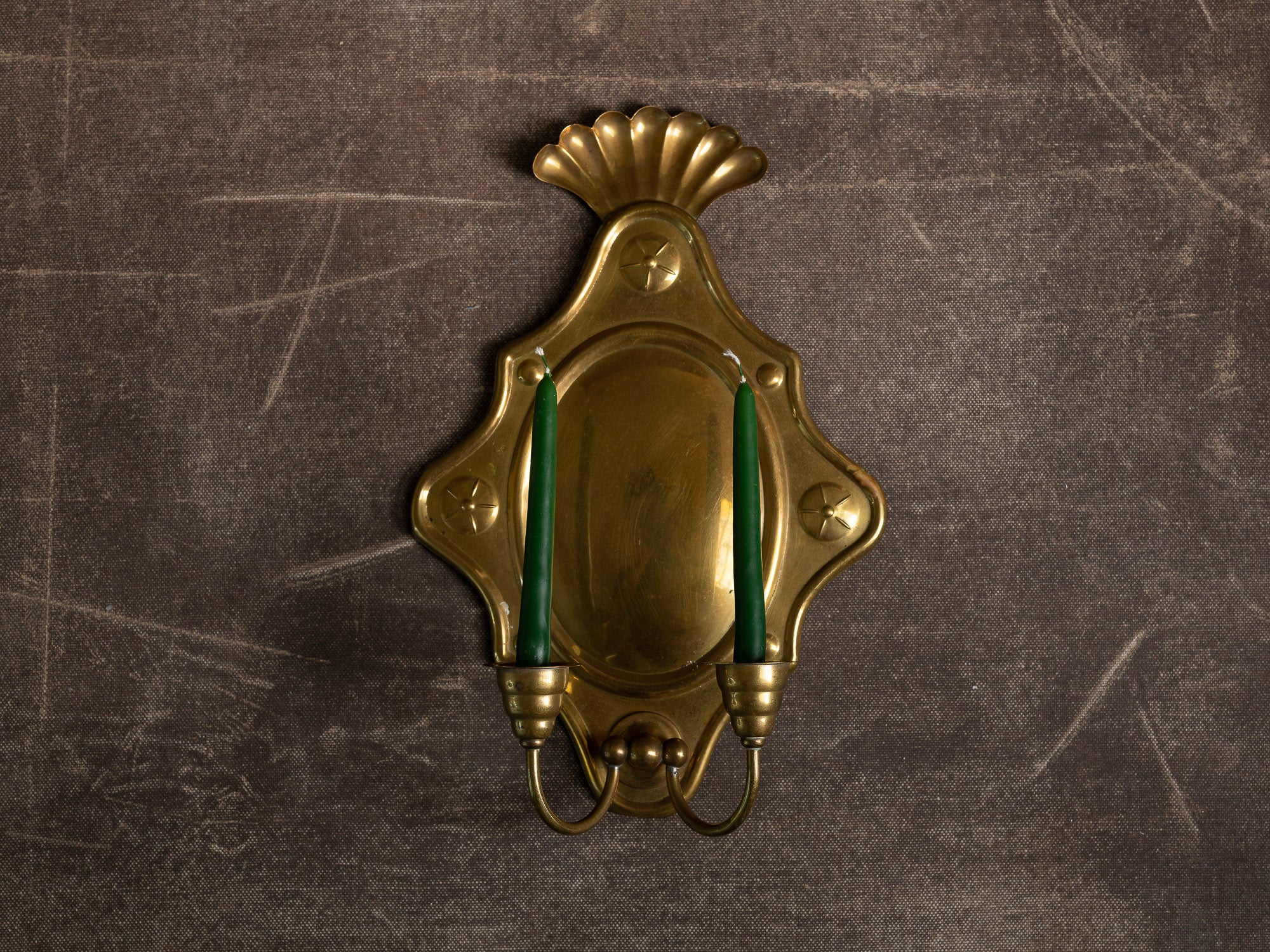 Candélabre d'applique gustavien en laiton, Suède (première moitié du XXe siècle)..Gustavian brass wall hanging candle holder, Sweden (First half XXth century)