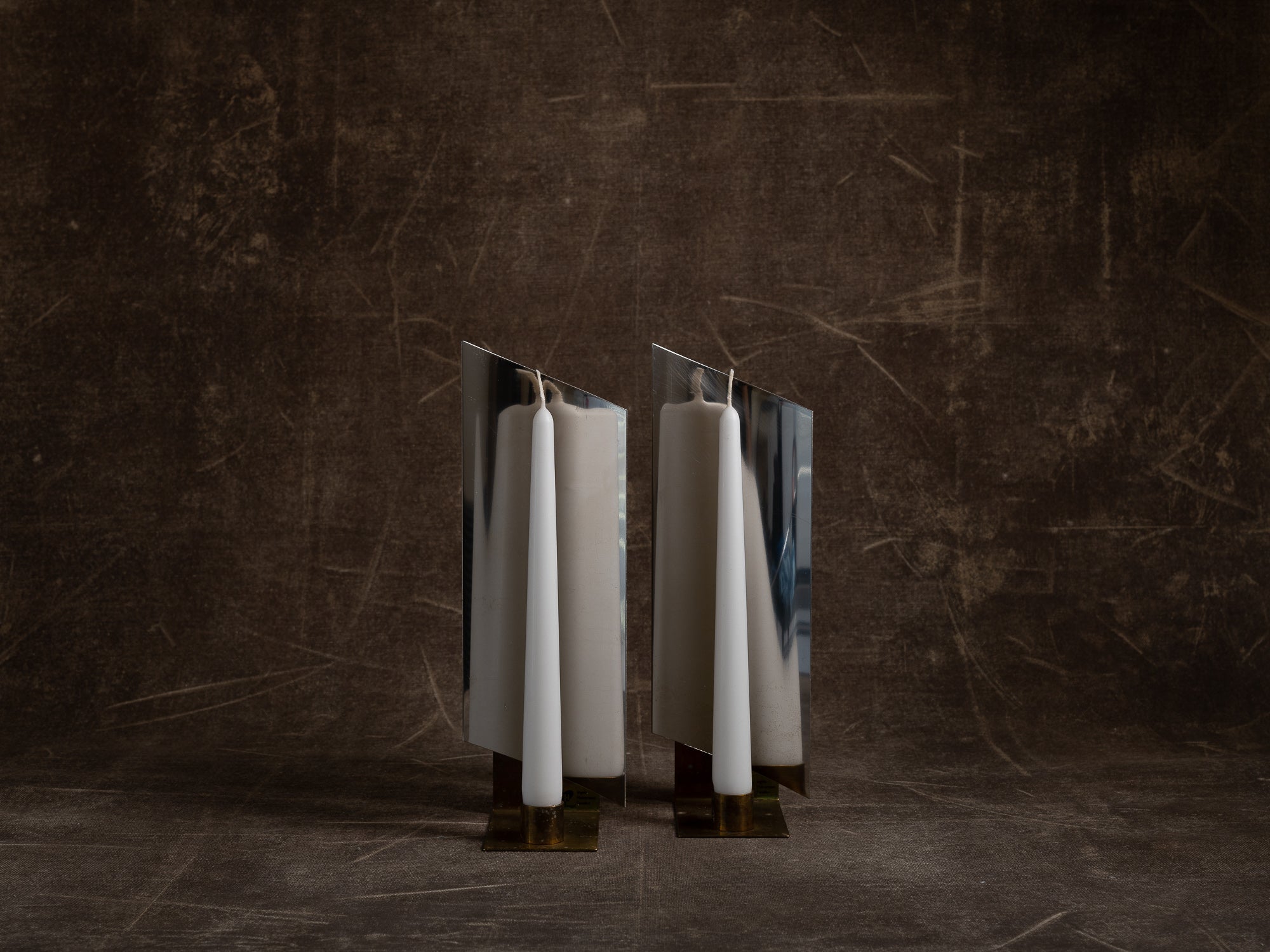 Paire de candélabres miroirs d'appliques en laiton et inox, Suède (vers 1970)..Set of 2 modernist brass and chromed steel wall hanging candle holders, Sweden (ca. 1970)