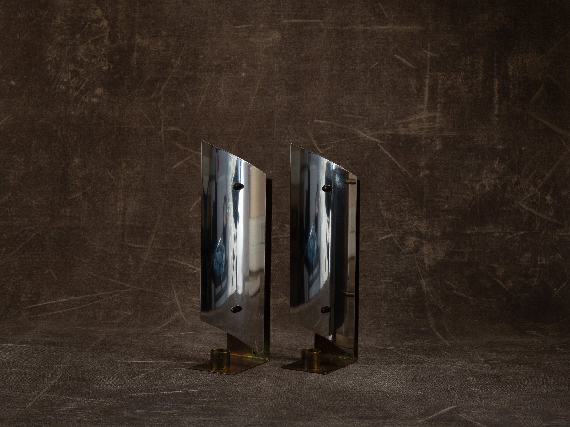 Paire de candélabres miroirs d'appliques en laiton et inox, Suède (vers 1970)..Set of 2 modernist brass and chromed steel wall hanging candle holders, Sweden (ca. 1970)