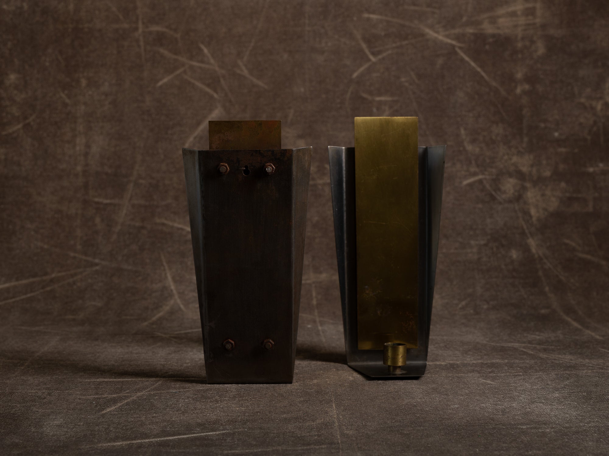 Paire de candélabres miroirs d'appliques en laiton et acier, Suède (vers 1970)..Set of 2 modernist brass and steel wall hanging candle holders, Sweden (ca. 1970)