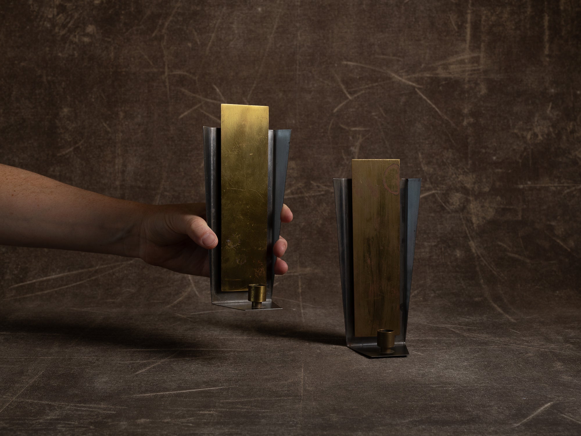Paire de candélabres miroirs d'appliques en laiton et acier, Suède (vers 1970)..Set of 2 modernist brass and steel wall hanging candle holders, Sweden (ca. 1970)