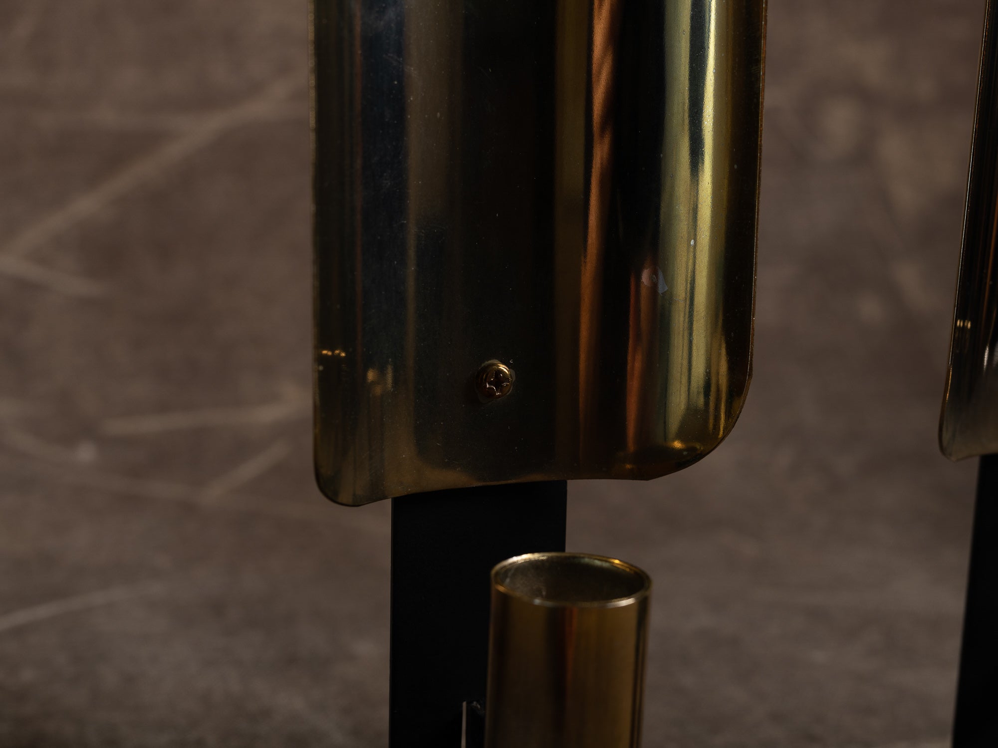 Paire de candélabres miroirs d'appliques en laiton par Ragla Belysning, Norvège (vers 1970)..Set of 2 modernist brass wall hanging candle holders by Ragla Belysning, Norway (ca. 1970)