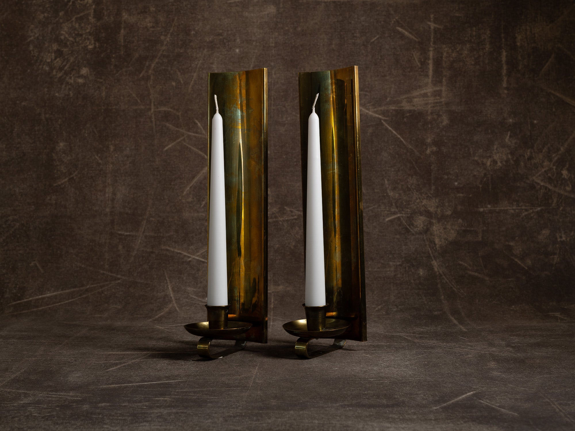 Paire de candélabres miroirs d'appliques en laiton, Suède (vers 1965-70)..Set of 2 modernist brass wall hanging candle holders, Sweden (ca. 1965-70)