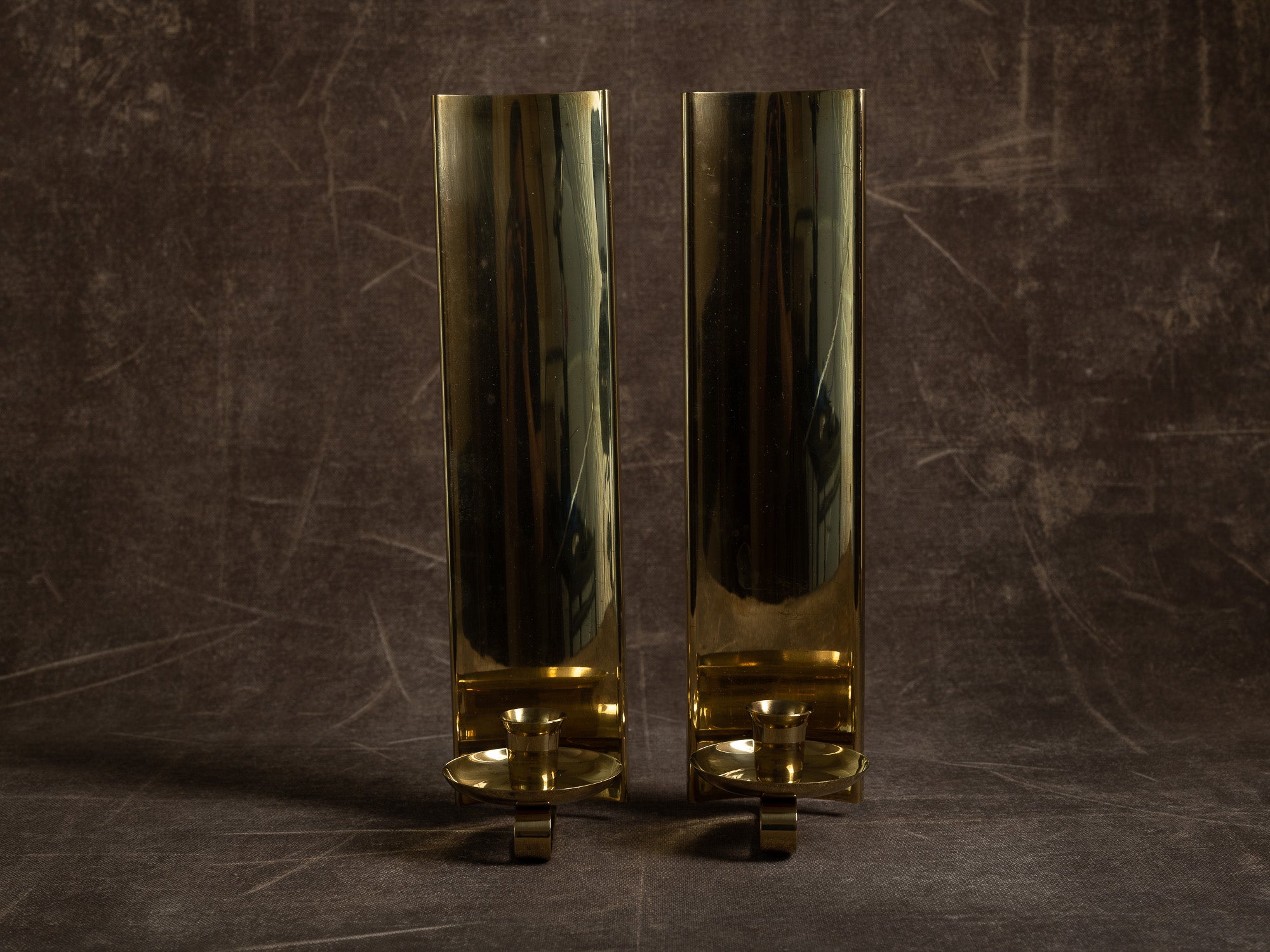 Paire de candélabres miroirs d'appliques en laiton, Suède (vers 1965-70)..Set of 2 modernist brass wall hanging candle holders, Sweden (ca. 1965-70)