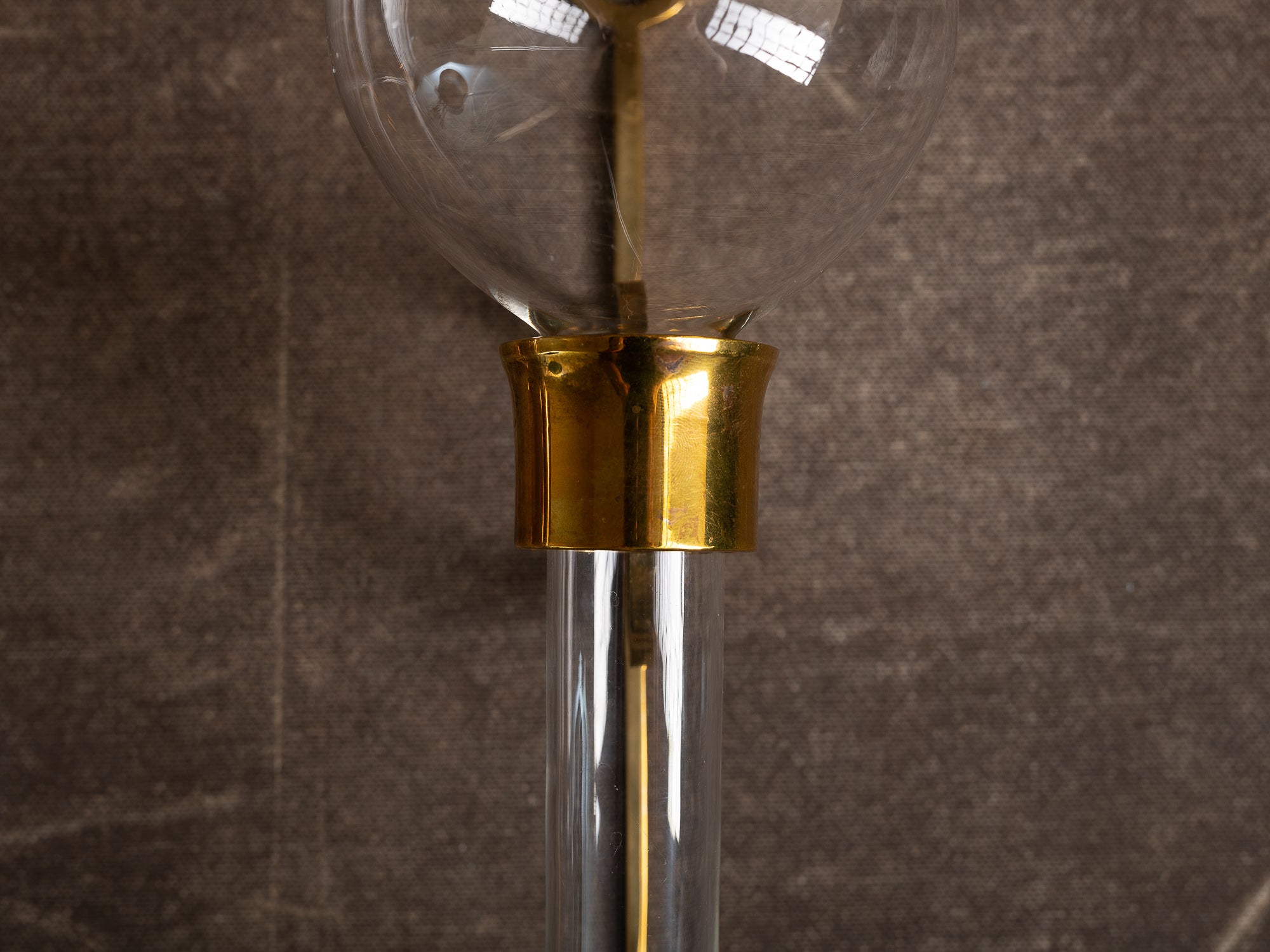 Paire de candélabres / vases muraux en verre et laiton d'inspiration néo-classiques, Suède (vers 1965-70)..Set of 2 neo classical brass & glass wall hanging vases / candle holders, Sweden (ca. 1965-70)