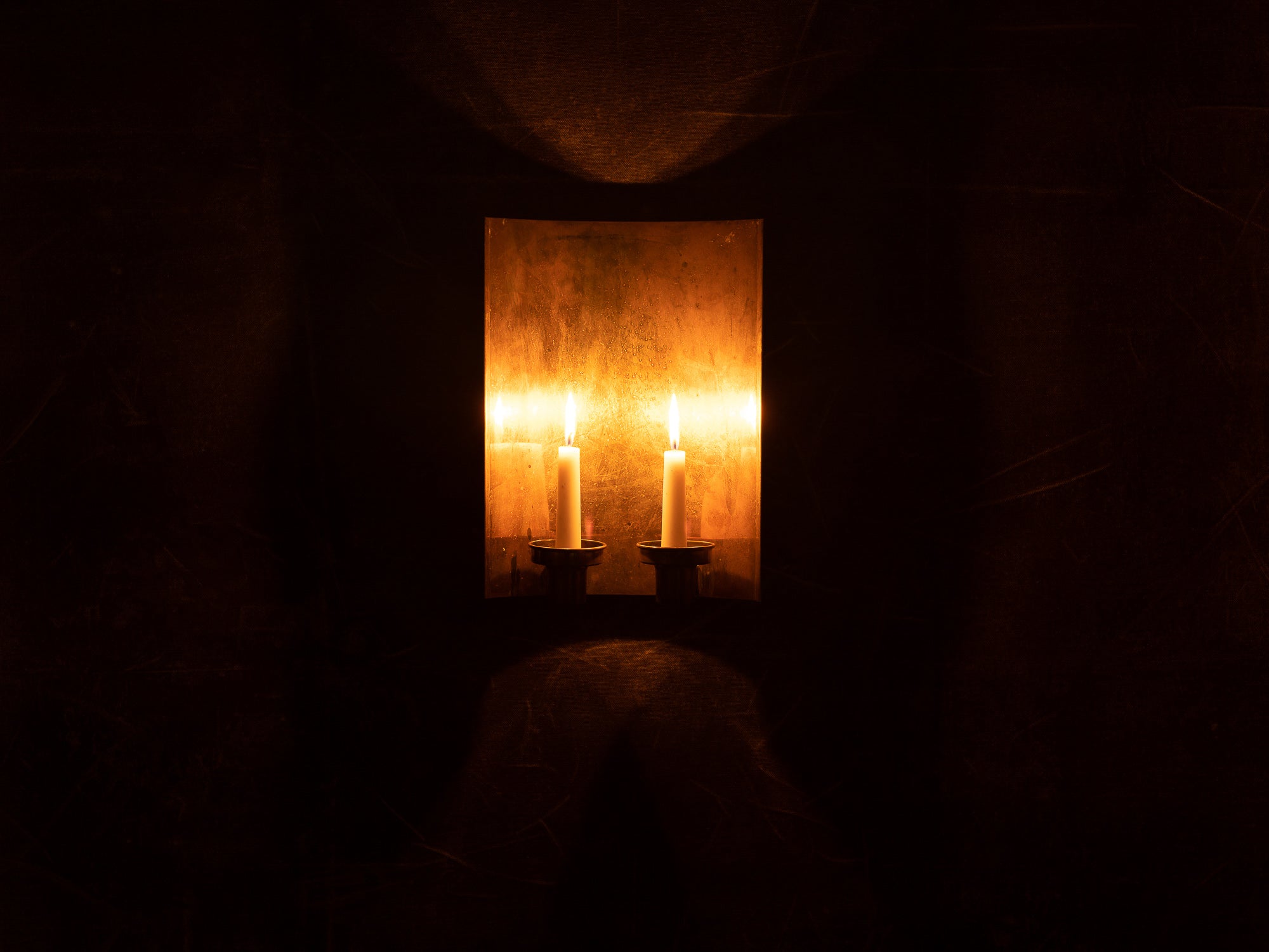 Important candélabre d'applique moderniste à deux lumières en laiton, Danemark (vers 1965-70)..Large unique modernist brass wall hanging candle holders, Denmark (ca. 1965-70)