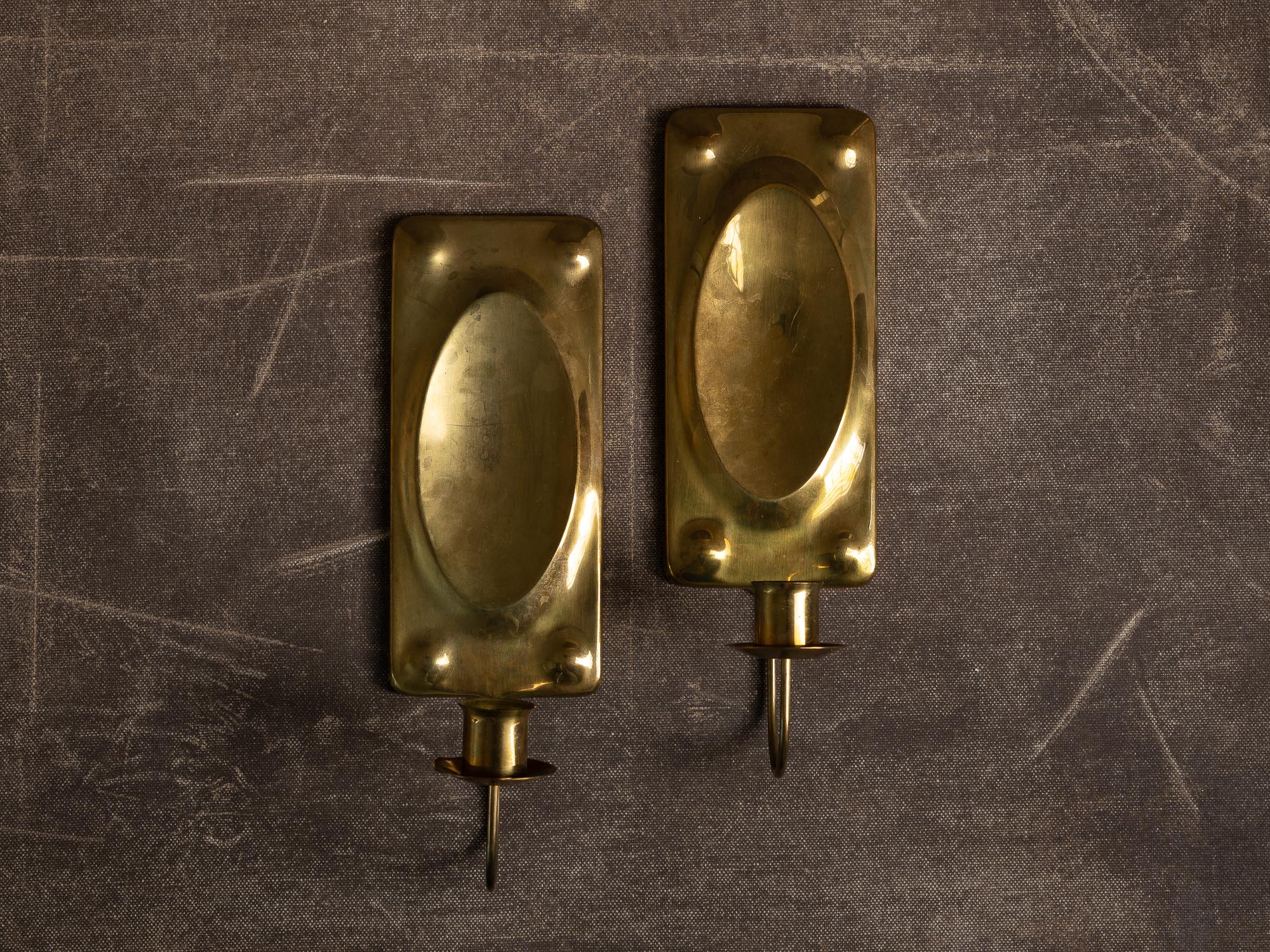 Paire de candélabres / miroirs d'appliques mureaux en laiton, Suède (vers 1960)..Set of 2 gustavian brass wall hanging candle holders, Sweden (ca. 1960)