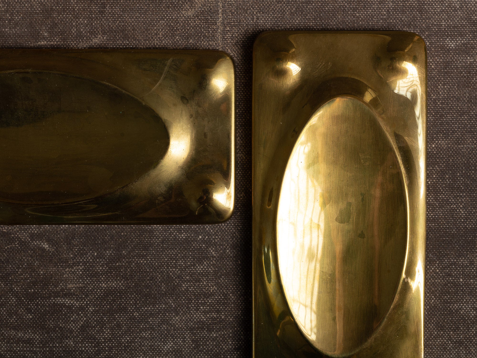 Paire de candélabres / miroirs d'appliques mureaux en laiton, Suède (vers 1960)..Set of 2 gustavian brass wall hanging candle holders, Sweden (ca. 1960)