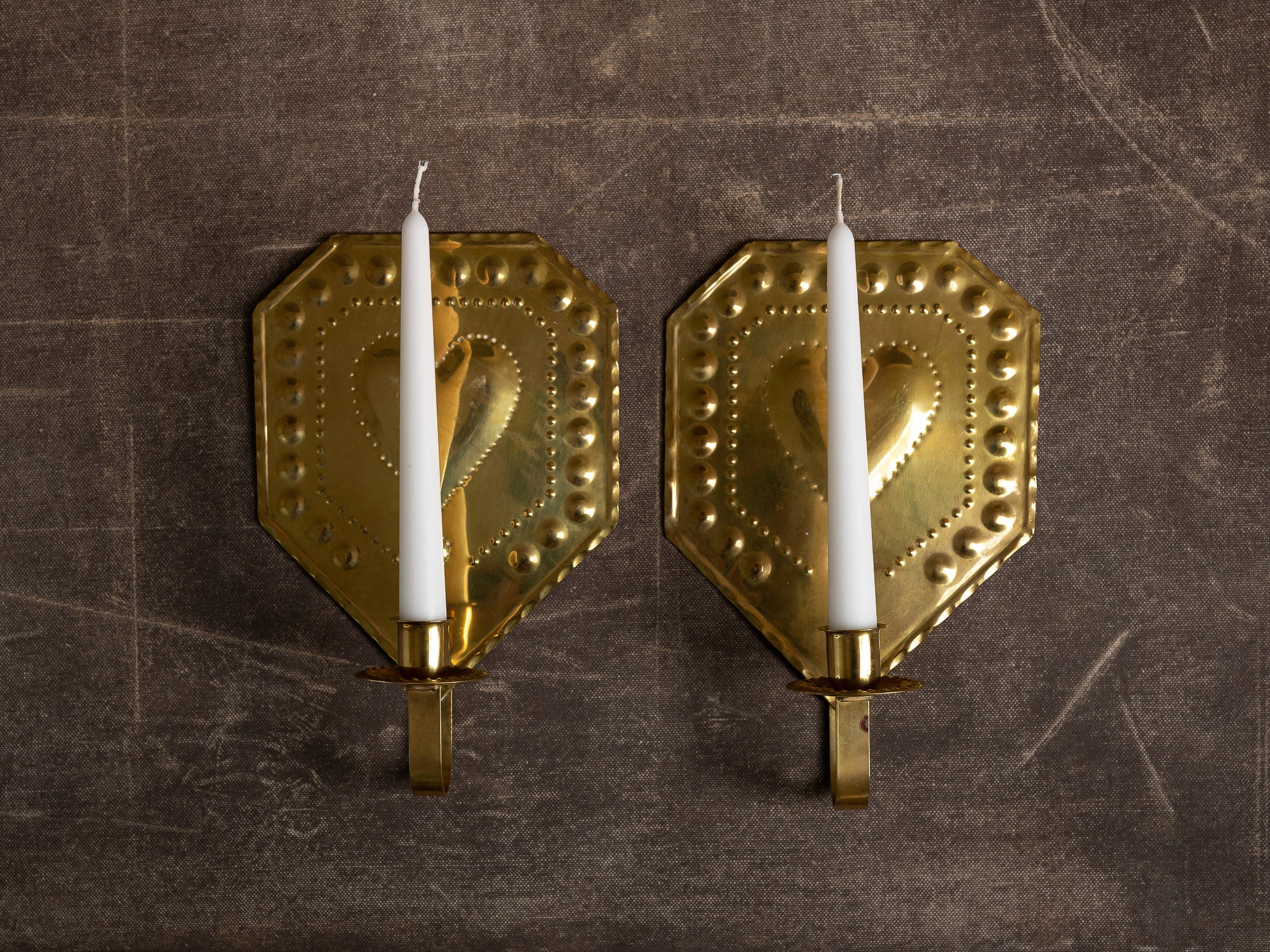 Paire de candélabres d'applique en laiton par Torbjörn Testad, Suède (vers 1975-80)..Set of 2 Brass wall hanging candle holders by Torbjörn Testad, Sweden (ca. 1975-80)