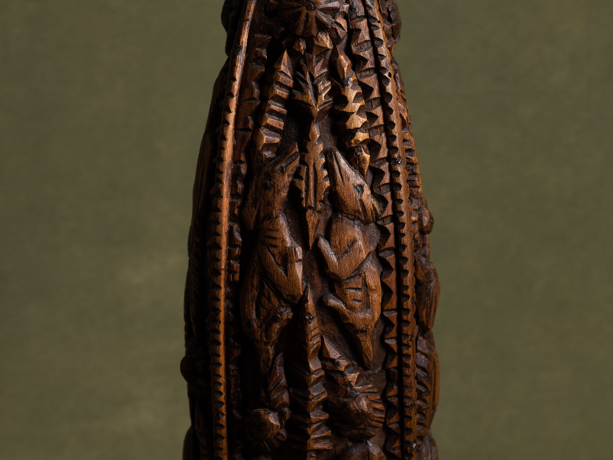 Bouteille de mariage en bois sculpté, art paysan, France (Fin du XIXe / début du XX siècle)..Unique Old wooden carved wedding bottle, Peasant art, France (Late 19th / early 20th century)