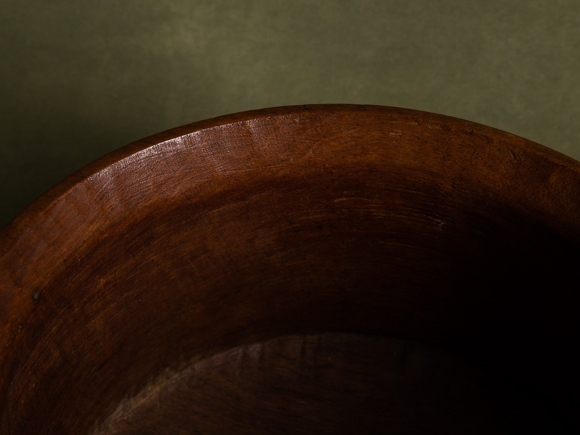 Exceptionnelle coupe monoxyle sculptée néoclassique, Scandinavie (vers 1925)..Unique nordic grace elm wood carved bowl, Scandinavia (circa 1925)