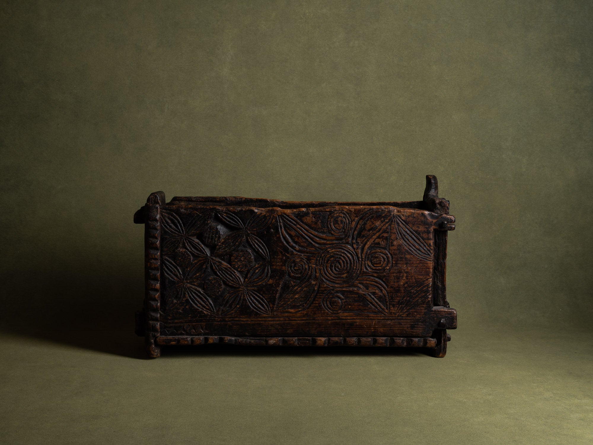 Skrin, rare coffret / boîte ancienne en pin gravé, Suède (XVIIe siècle)..Skrin, Old engraved pinewood box / box, Sweden (17th century)