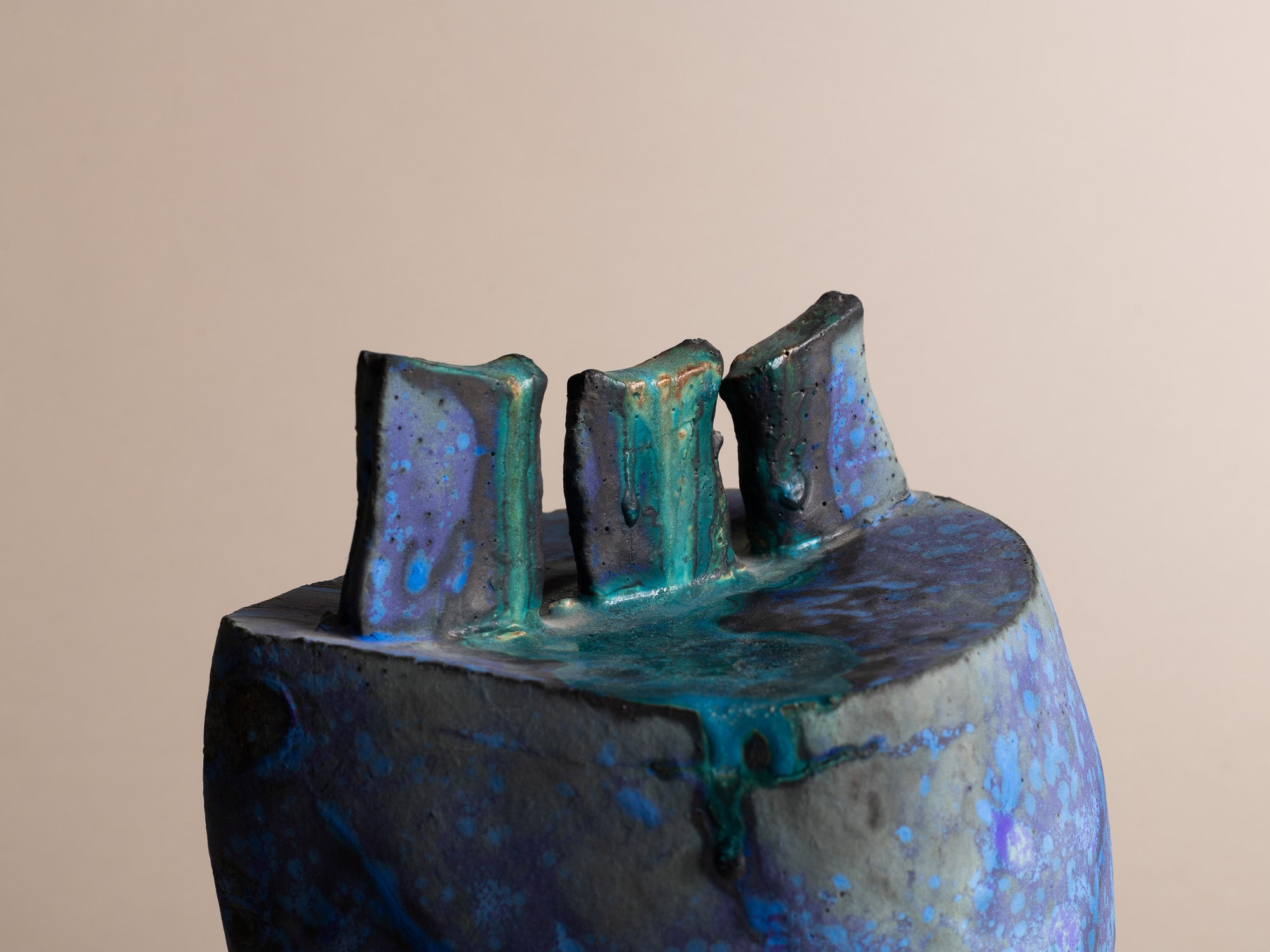 Sculpture de forme libre d'Ashley Howard, Royaume-Uni (vers 1995)..Outstanding free form ceramic sculpture by Ashley Howard, United-Kingdom (circa 1995)
