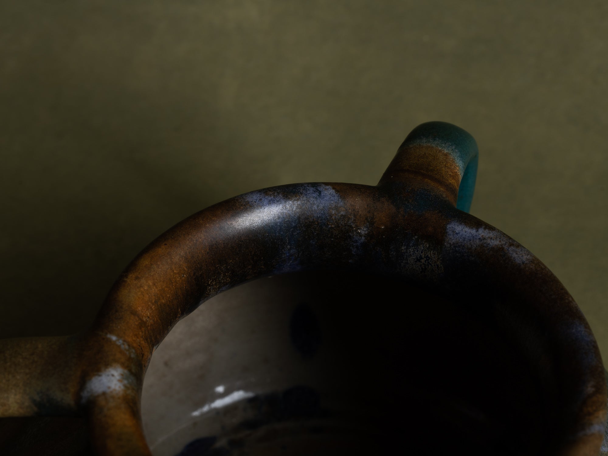 Vase à trois anses en grès japonisant de Léon Pointu, Atelier Pointu, France (vers 1925-30)..School of Carriès, large japonisme three-handled stoneware vase by Léon Pointu, Atelier Pointu, France (circa 1925-35)