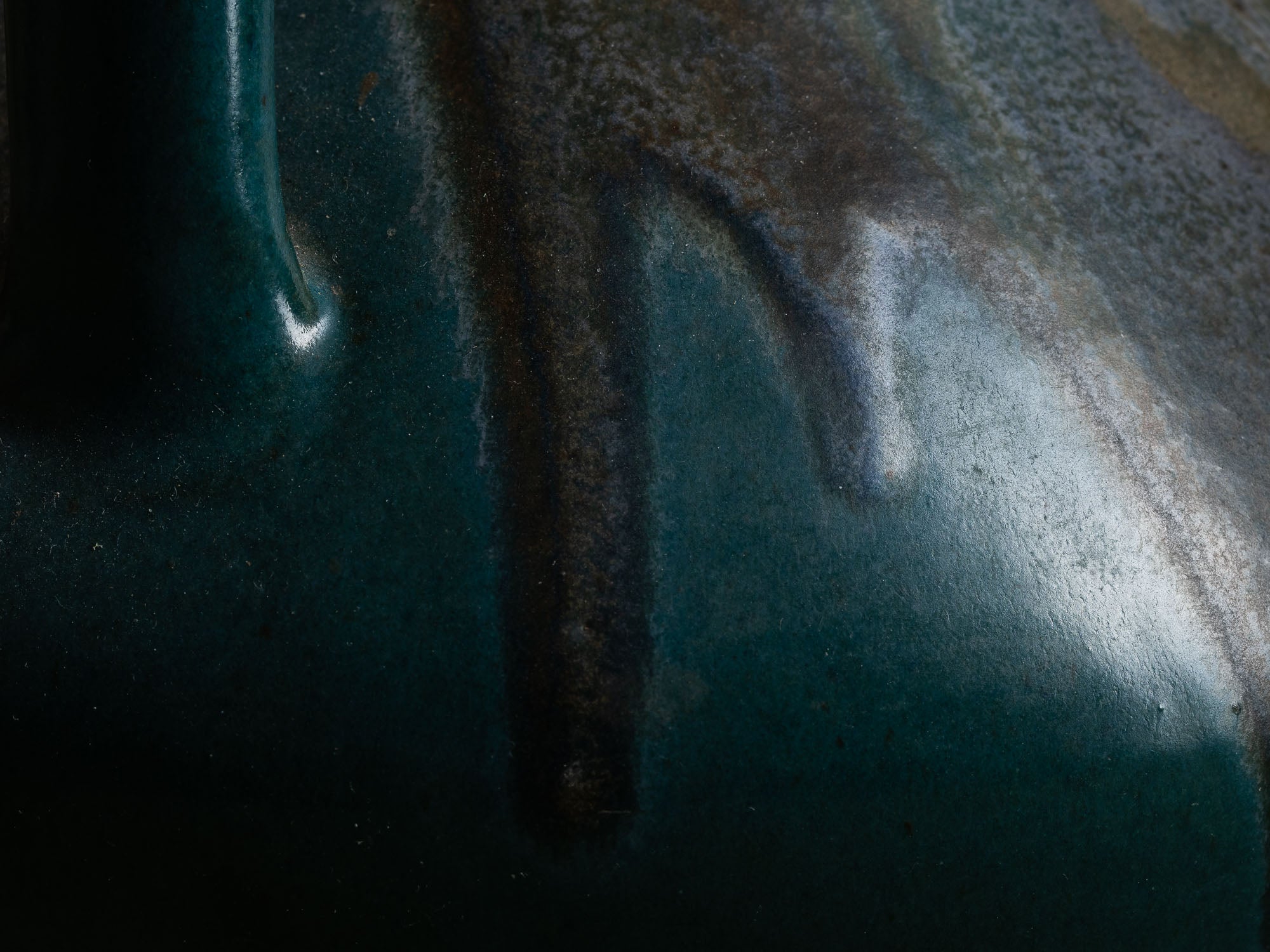 Vase à trois anses en grès japonisant de Léon Pointu, Atelier Pointu, France (vers 1925-30)..School of Carriès, large japonisme three-handled stoneware vase by Léon Pointu, Atelier Pointu, France (circa 1925-35)