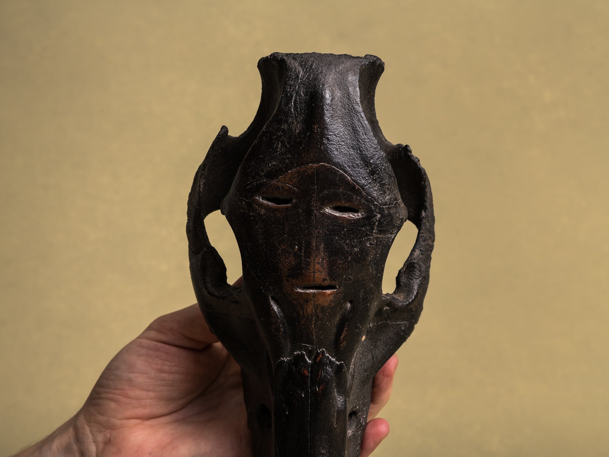 Masques&#x2011;crânes cérémoniels totémiques de l'ethnie Atoni, Timor occidental (XXe siècle)..Set of 5 ceremonial Atoni's totemic skull masks, West Timor (XXth century)