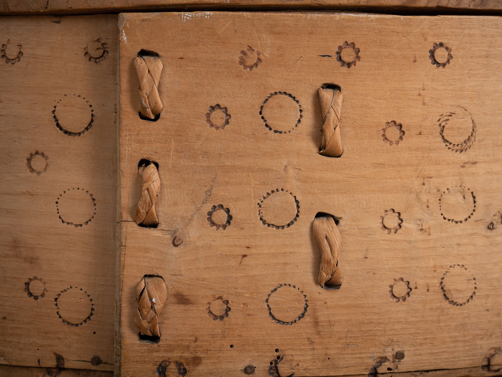 Ancienne boîte en lames de bouleau courbées, Suède (XIXe siècle)..Old birch slat box, Sweden (19th century)