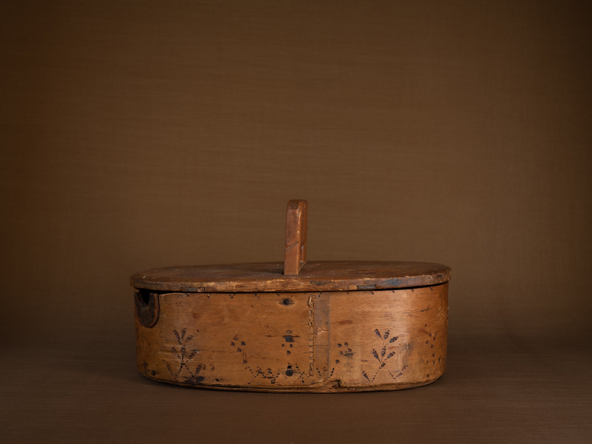 Ancienne boîte en lames de bouleau courbées, Suède (XIXe siècle)..Old birch slat box, Sweden (19th century)