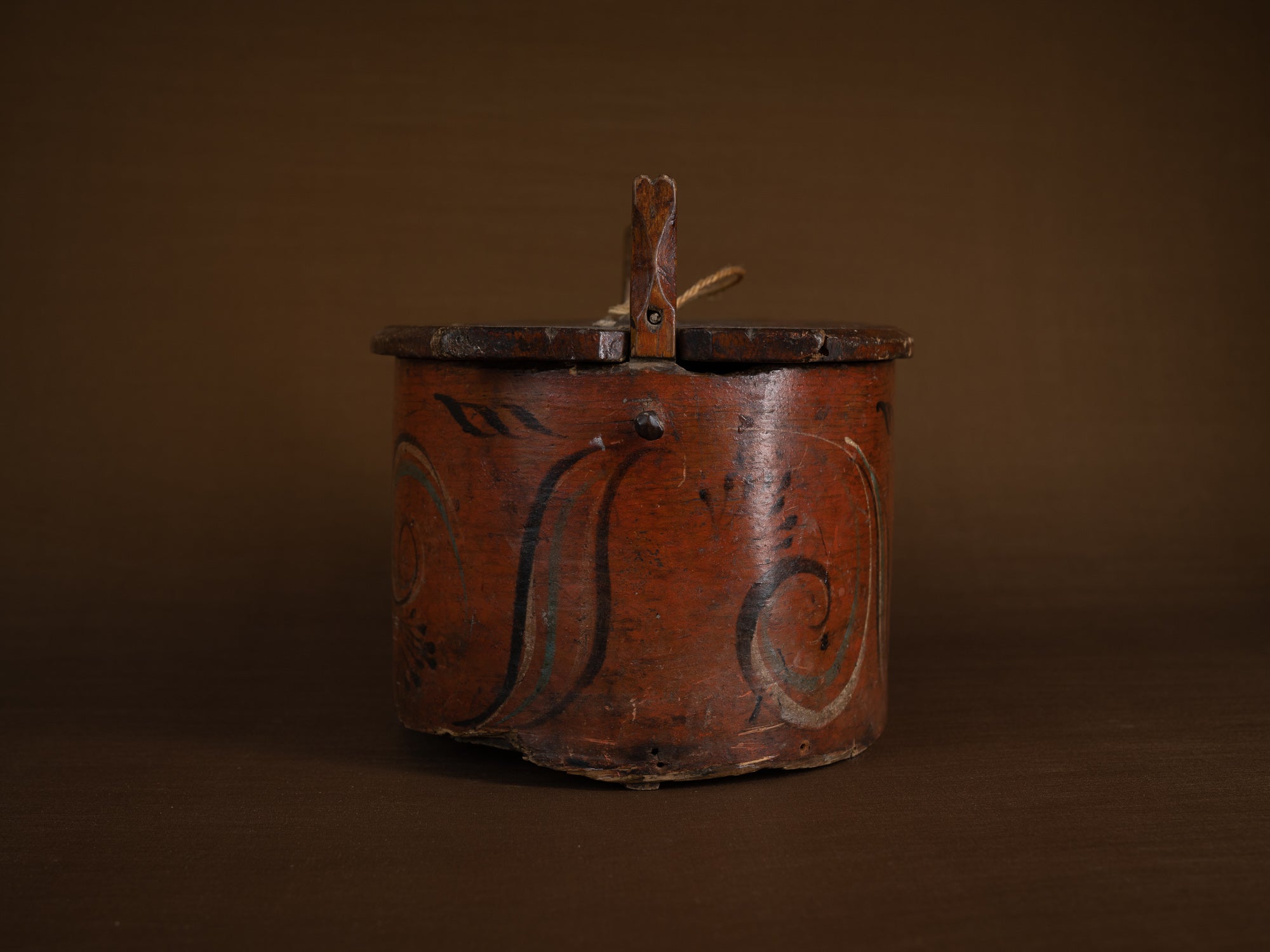 Ancienne boîte peinte en lames de bouleau courbées, Suède (XIXe siècle)..Old birch slat painted box, Sweden (19th century)