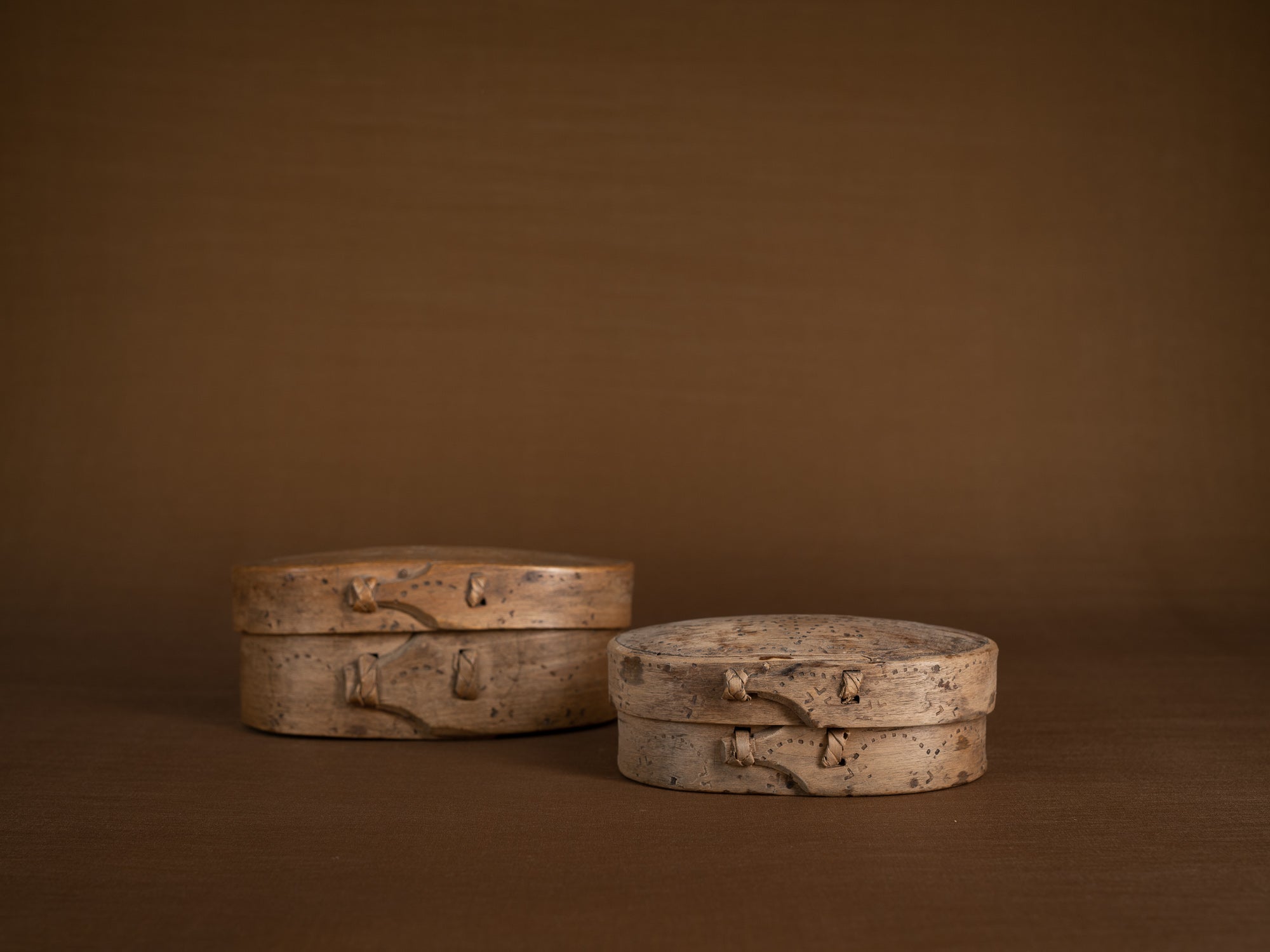 Ensemble d'anciennes boîtes en lames de bouleau courbées, Suède (XVIIe siècle)..Old birch slat boxes, set of 2, Sweden (17th century)