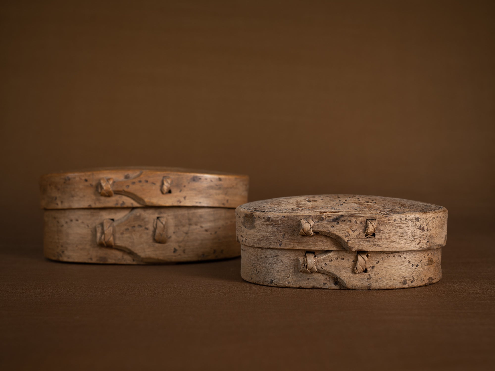 Ensemble d'anciennes boîtes en lames de bouleau courbées, Suède (XVIIe siècle)..Old birch slat boxes, set of 2, Sweden (17th century)