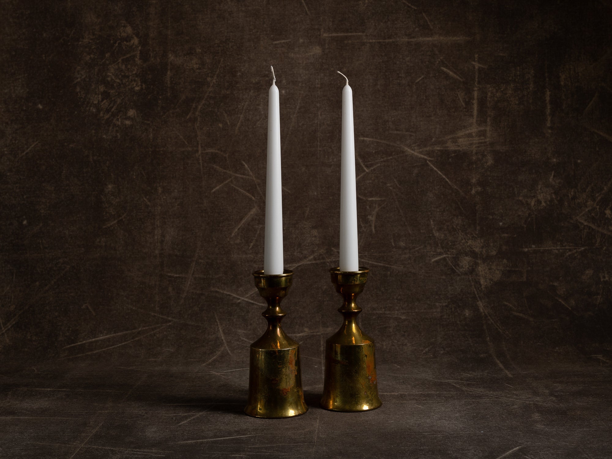 Paire de flambeaux modernistes par Boyes Metalkunst, Danemark (vers 1950)..Set of 2 modernist Candle holders by Boyes Metalkunst, Denmark (circa 1950)