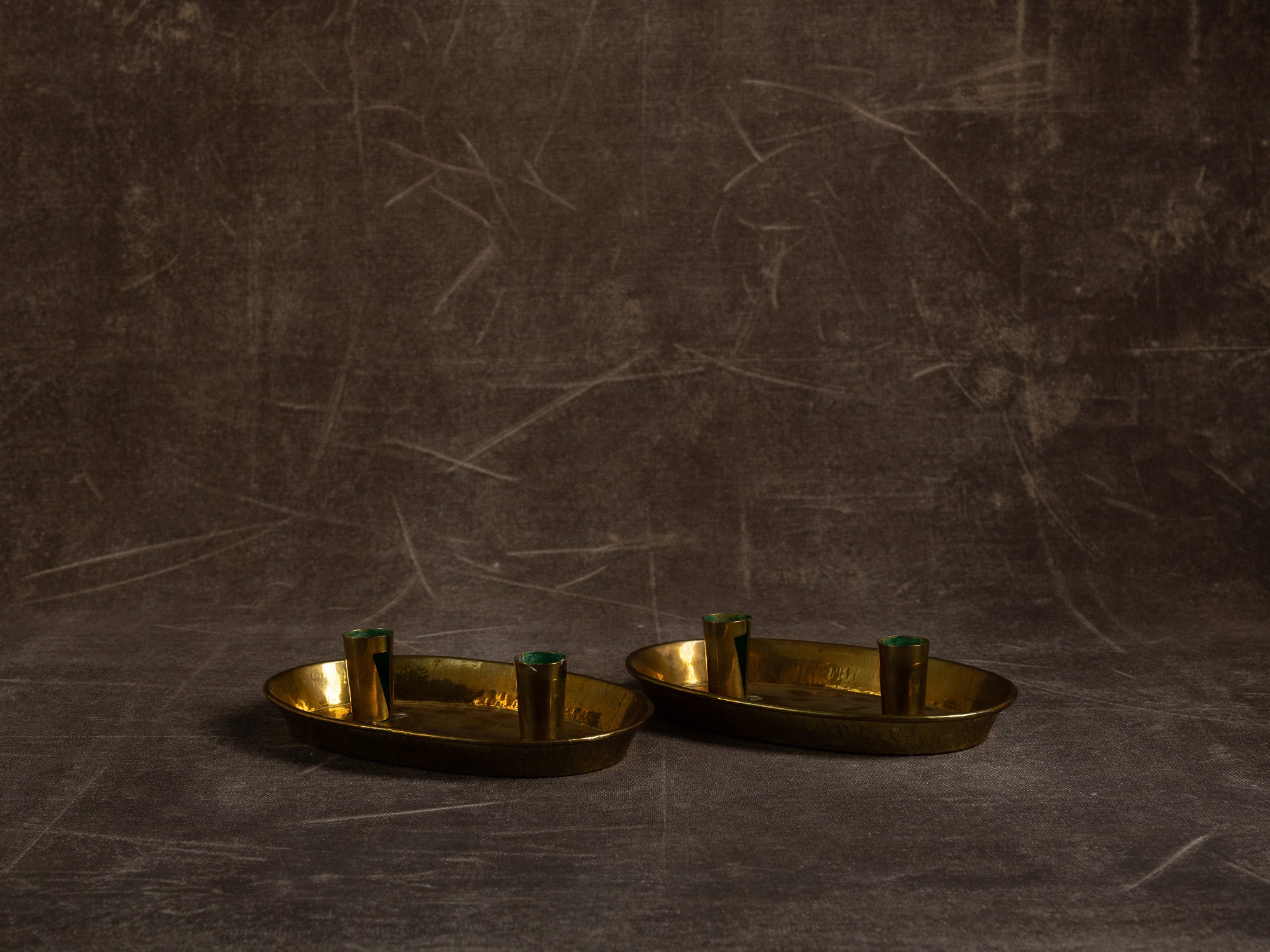 Paire de bougeoirs / candélabres de table en laiton, Suède (1950)..Folk brass table candle holder, Sweden (1950)