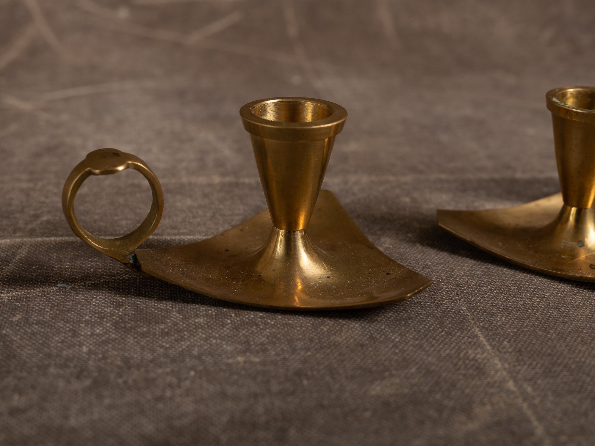 Paire de bougeoirs à main en laiton, Suède (vers 1950)..Set of 2 Brass handled candle holders, Sweden (circa 1950)