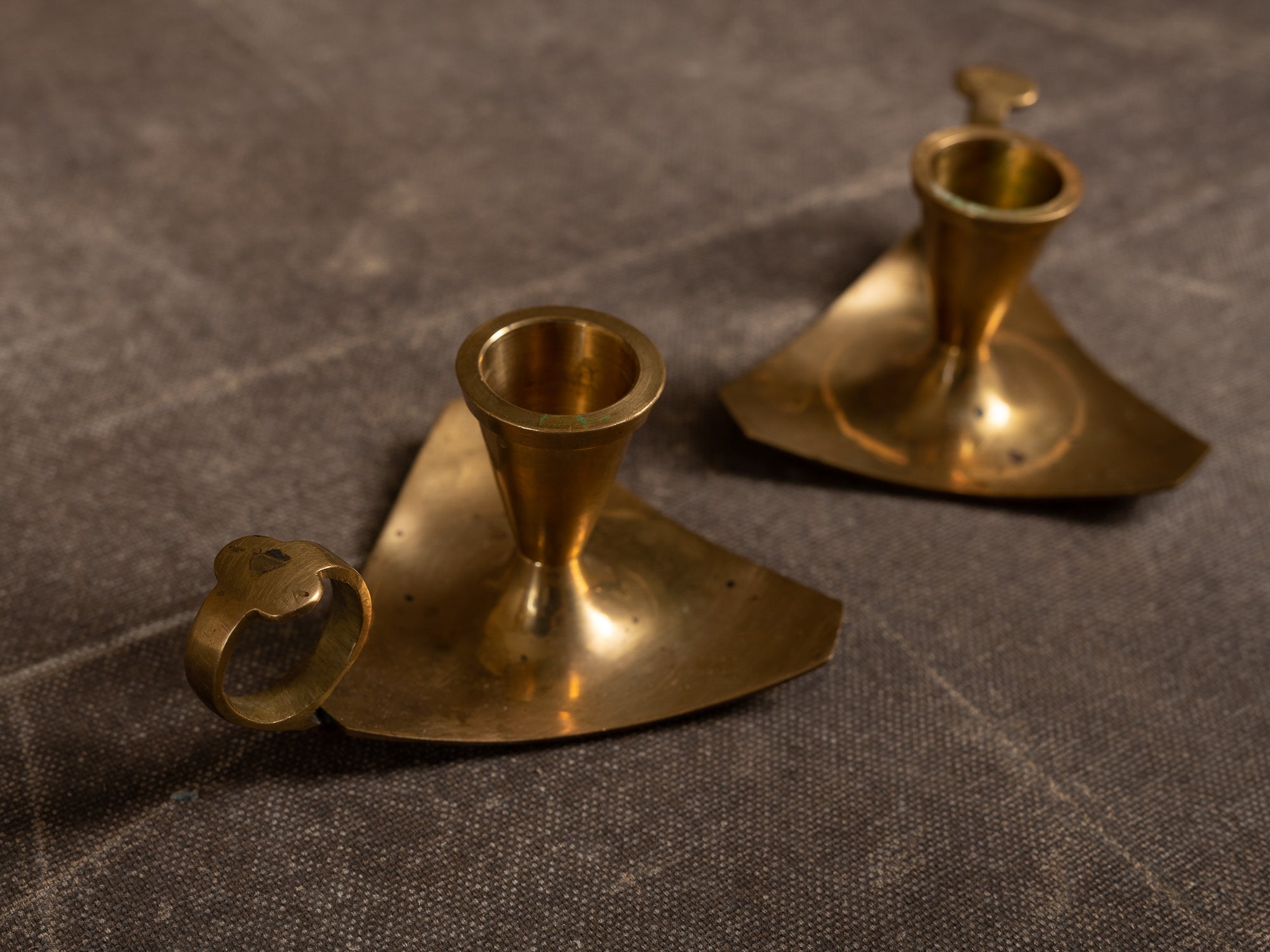 Paire de bougeoirs à main en laiton, Suède (vers 1950)..Set of 2 Brass handled candle holders, Sweden (circa 1950)