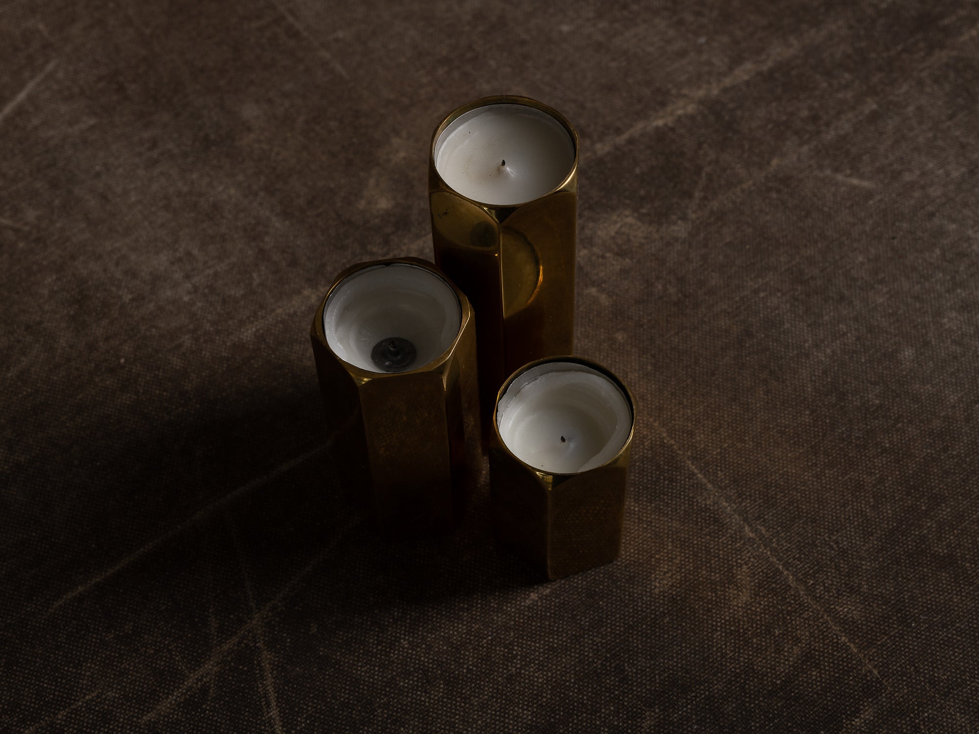 Ensemble de 3 flambeaux en laiton, Suède (vers 1965)..Set of 3 brass candle holders, Sweden (circa 1965)