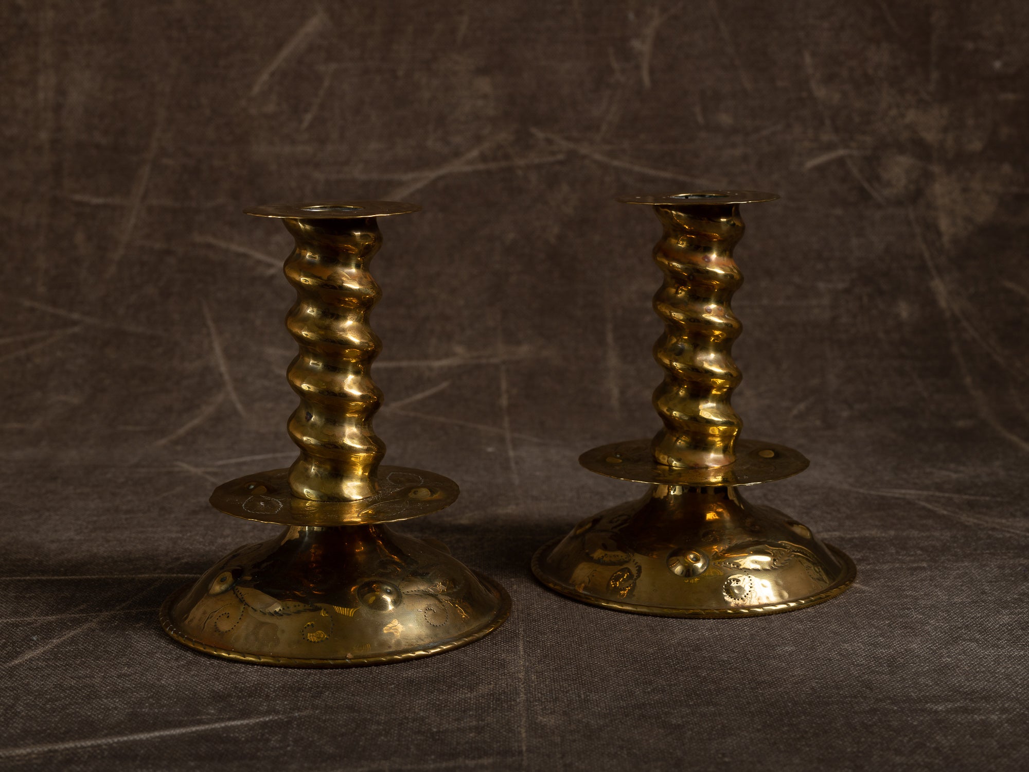 Paire de flambeaux baroques en laiton fourré, Suède (vers 1880-1900)..Pair of baroque brass candle holders, Sweden (circa 1880-1900)